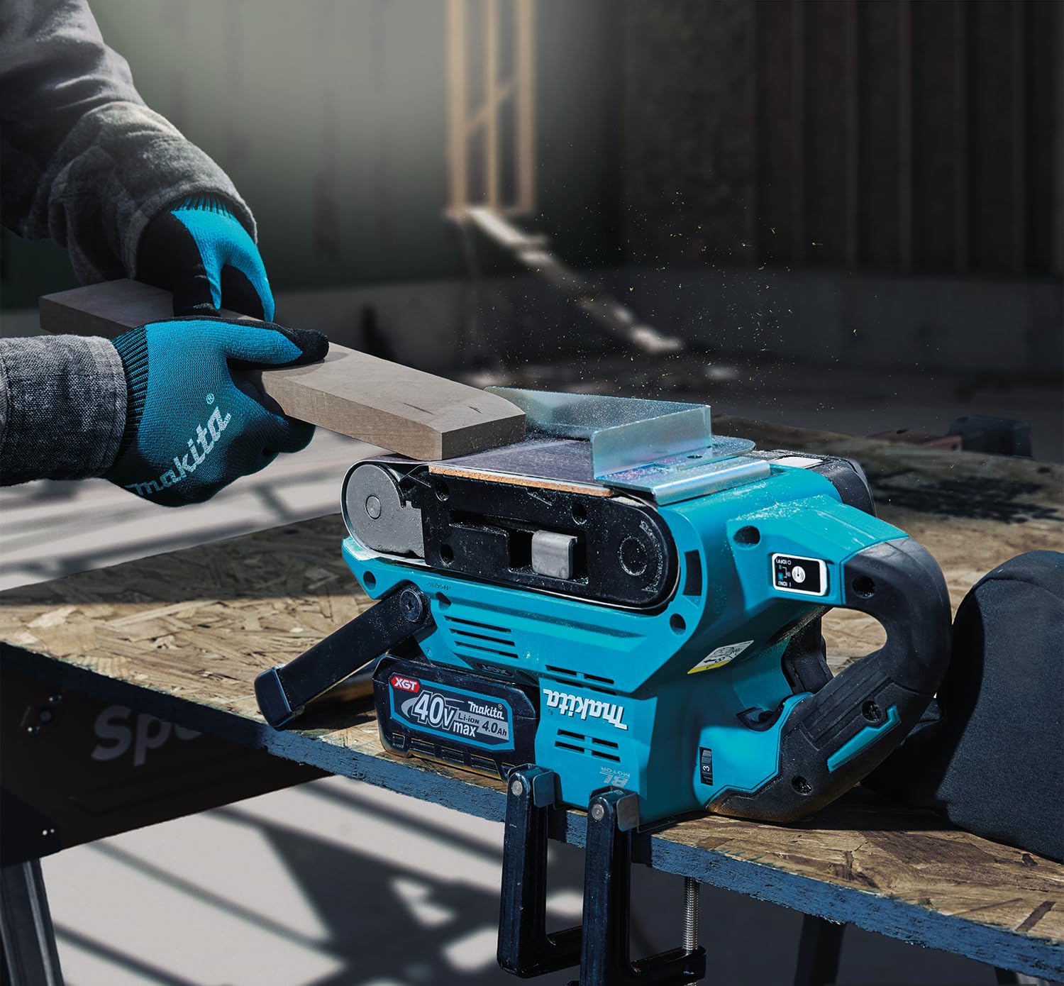 Makita BS001GZ - Smerigliatrice a nastro, 40 V max, larghezza di banda 76 mm, senza batteria e caricatore