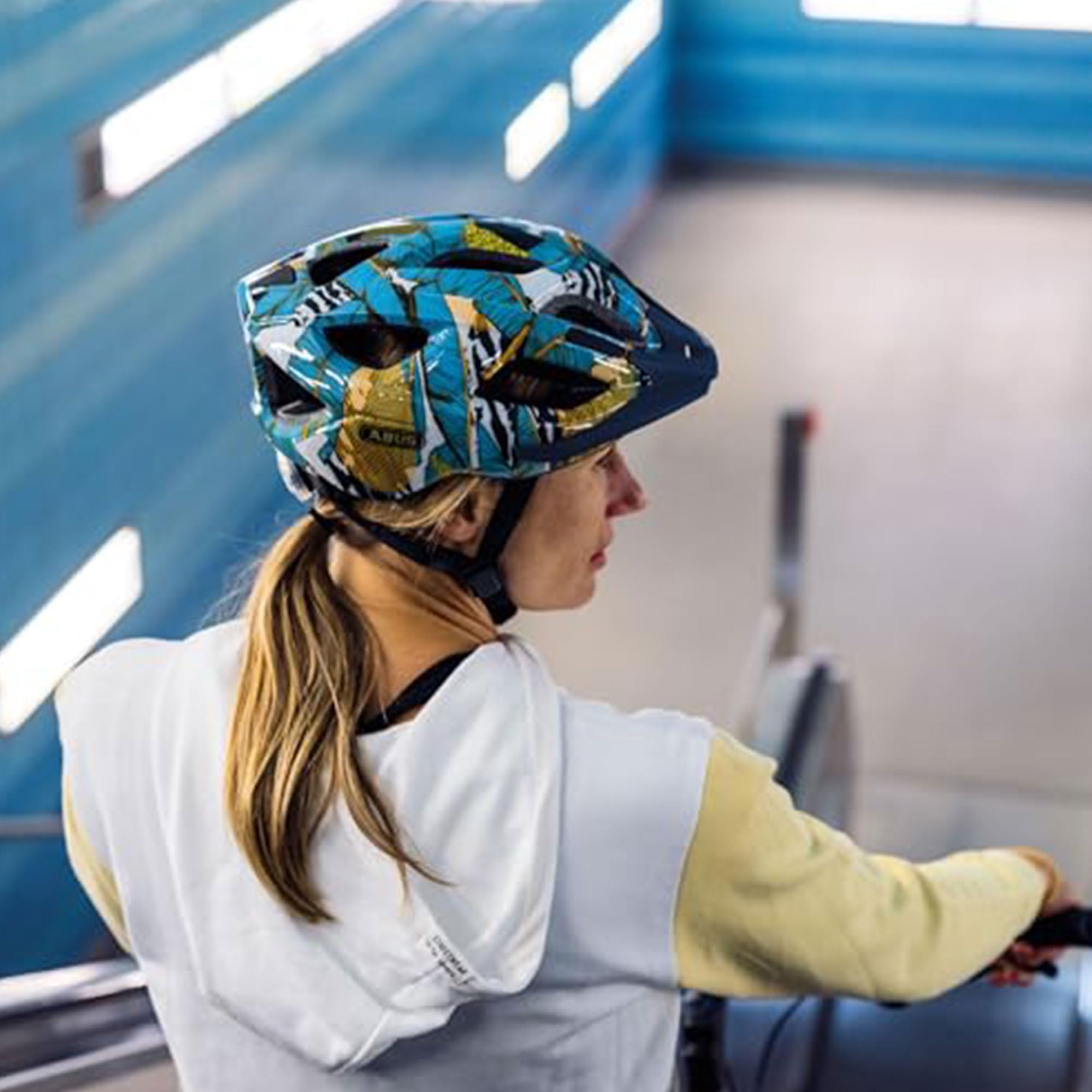 ABUS Casco da Bici Aduro 2.0 con Luce, Nero / Arancione, Taglia L