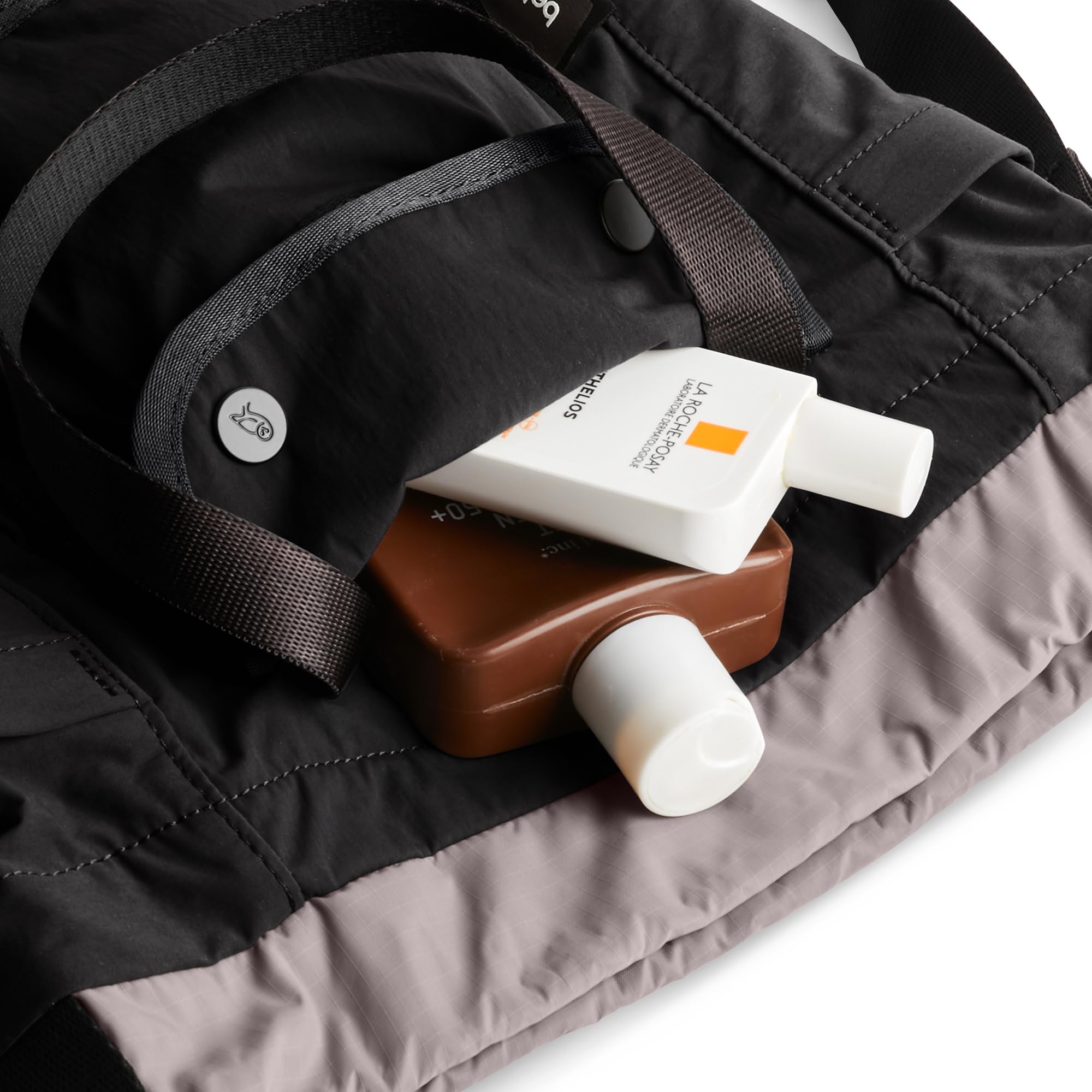 Bellroy Cinch Bucket Bag (bolso saco cruzado compacto 9 litros, con organización externa, bolsillo interno con cremallera, correa de hombro ajustable, y se puede llevar de tres formas) - Black
