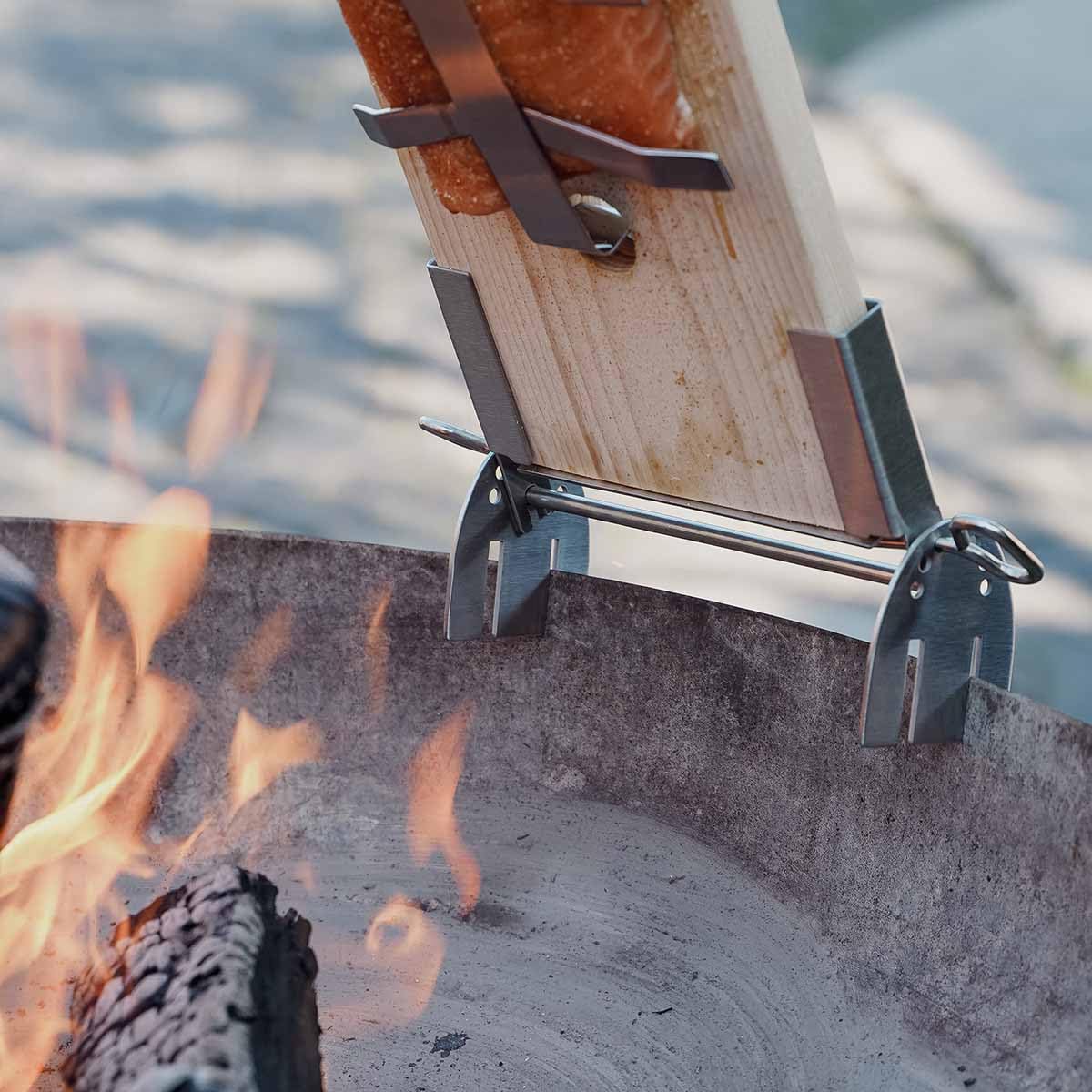 SANTOS Flammlachshalter mit Brett - Flammlachs - Einstellbarer Neigungswinkel - Edelstahl Halterung, Flammlachsbrett, Lachsbrett - Feuerschale & Grill