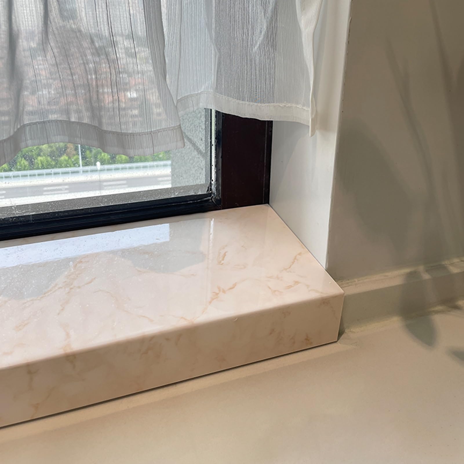 Nez de rebord de fenêtre effet marbre jaune : protection élégante pour baie vitrée de chambre