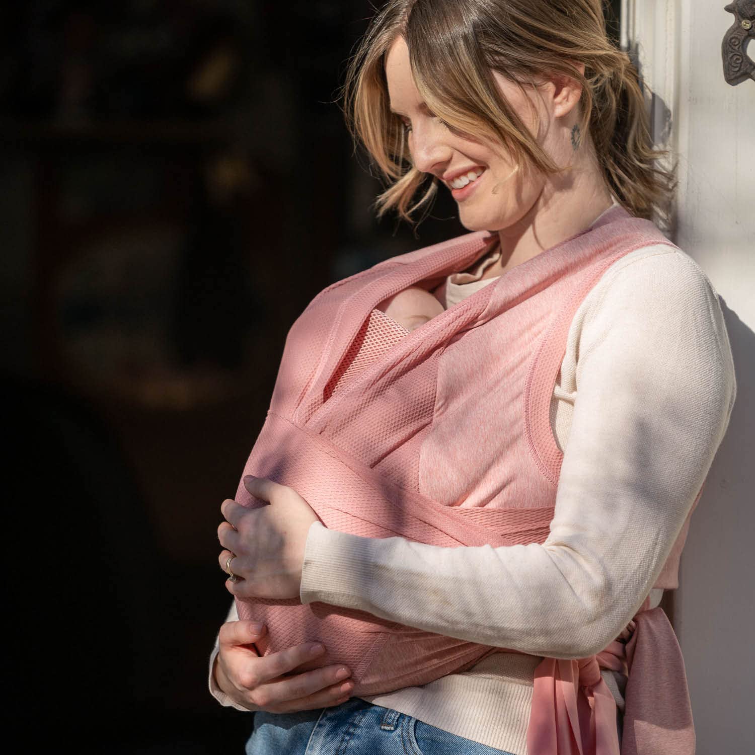 Chicco Boppy ComfyHug Fular Portabebés Ergonómico para Recién Nacidos, Desde 2,5 kg, Mochila Fácil de Usar y Cómoda, Orientada hacia los Padres, Arnés Ajustable, Soporte Cabeza y Cuello, Rosa