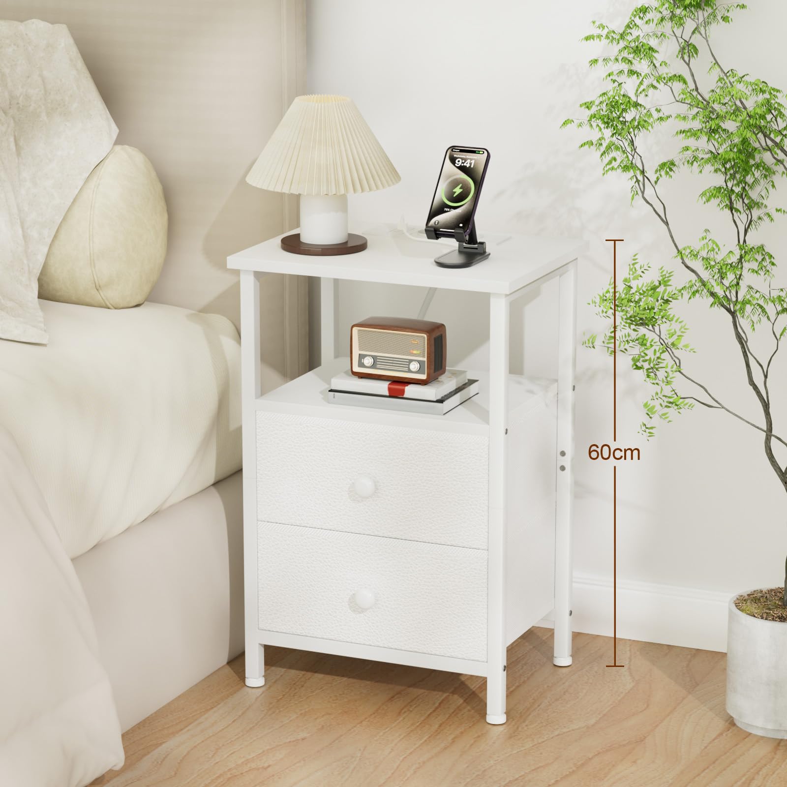 AMHANCIBLE Mesita de Noche, Mesitas de Noche con Estación de Carga, Mesa Auxiliar con 2 Cajones de Tela, 2 Tomas AC, 2 Puertos USB, Dormitorio, Salón, Estudio, Blanco, EHETS020WT-1
