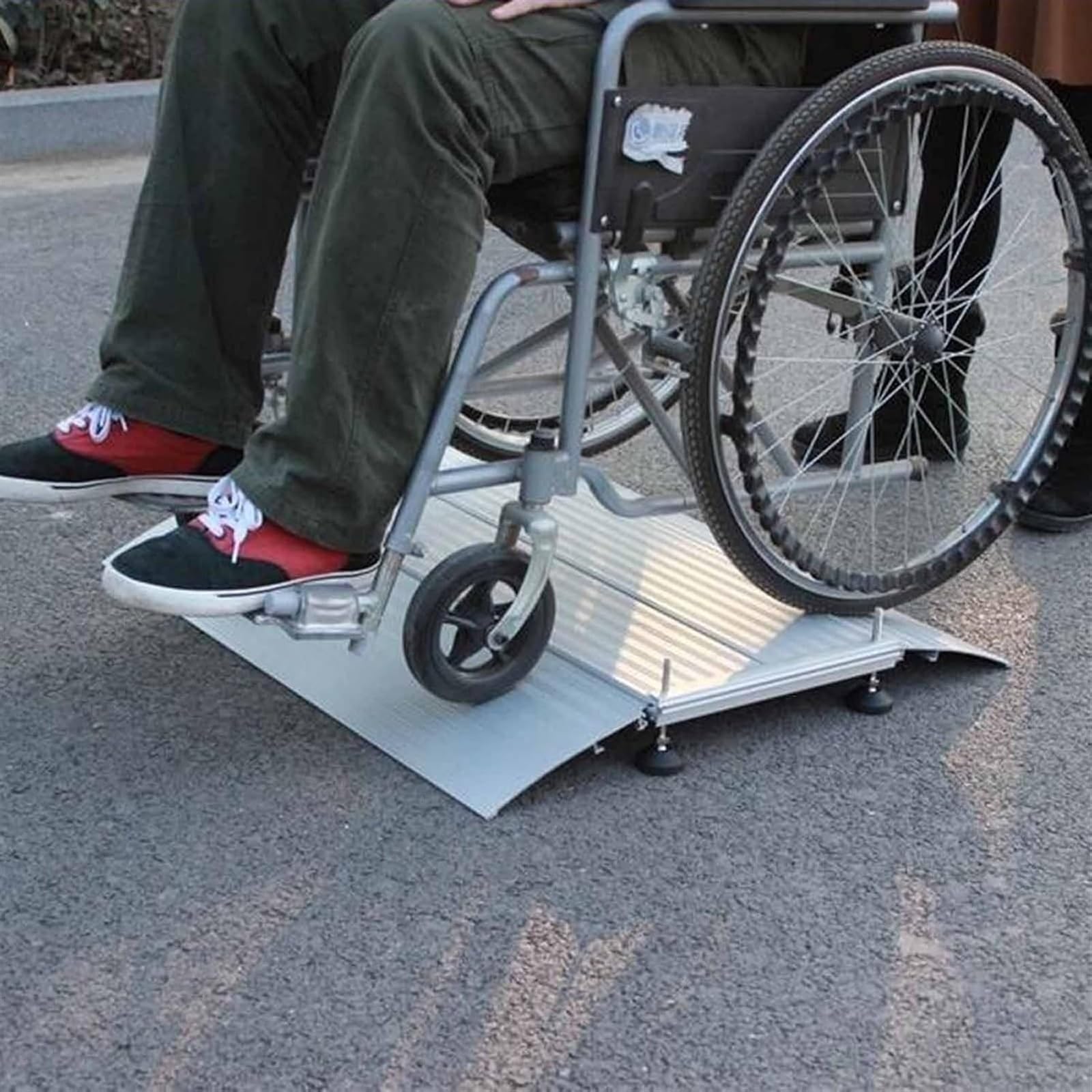 Rampa progowa, aluminiowa rampa wejściowa do wózków inwalidzkich, rampa progowa, przenośna rampa do drzwi z regulowaną stopką, do użytku wewnątrz i na zewnątrz (134 x 74 cm x 15 cm)
