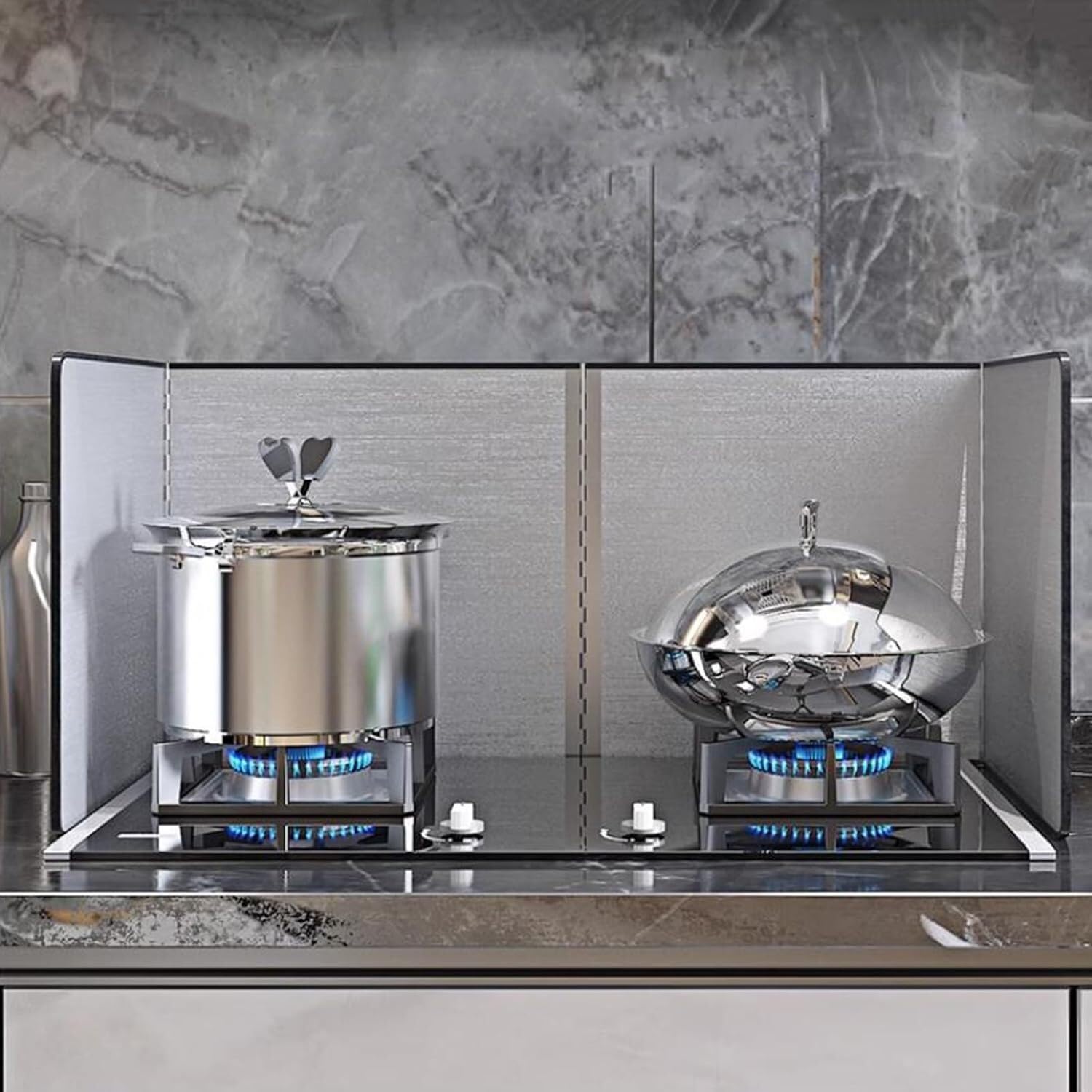 Déflecteur de cuisine en inox pour cuisiner proprement sans taches sur le mur