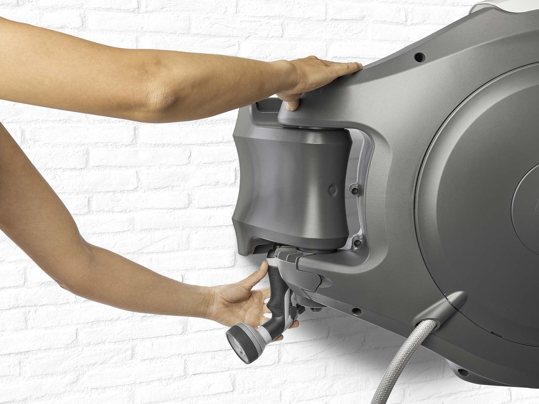 G.F. SRL, REWALL Globo Avvolgitubo Automatico a Parete per l'Irrigazione del Giardino, con 30 Metri di Tubo, Orientabile 180°, con Pistola Irrigazione 8 getti, Prodotto nel Regno Unito, Grigio Scuro