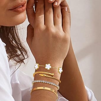 4 Pcs Gold Clover Bracelets for Women 18K Gold Plated Floral Bracelet Set Stackable Four Leaf Clover Bangle Bracelet Set Stainless Steel Bangles Non Tarnish Lucky Link Bracelets Jewelry Gifts