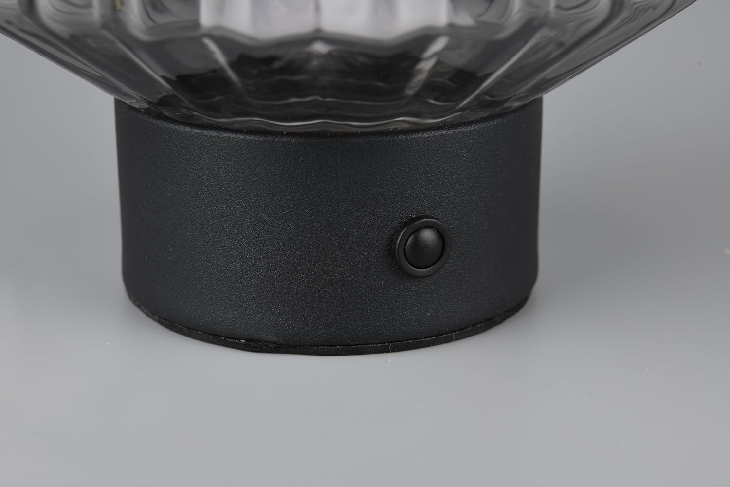 Close-up of the touch sensor button on the lamp അടിസ്ഥാനം