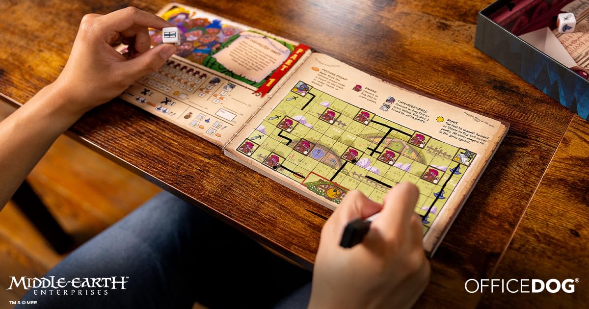 Asmodee Lo Hobbit: La Riconquista del Tesoro, gioco per tutta la famiglia da 1 a 4 giocatori dai 10 anni in su, gioco di dadi competitivo e narrativo ambientato nella Terra di Mezzo, Italiano