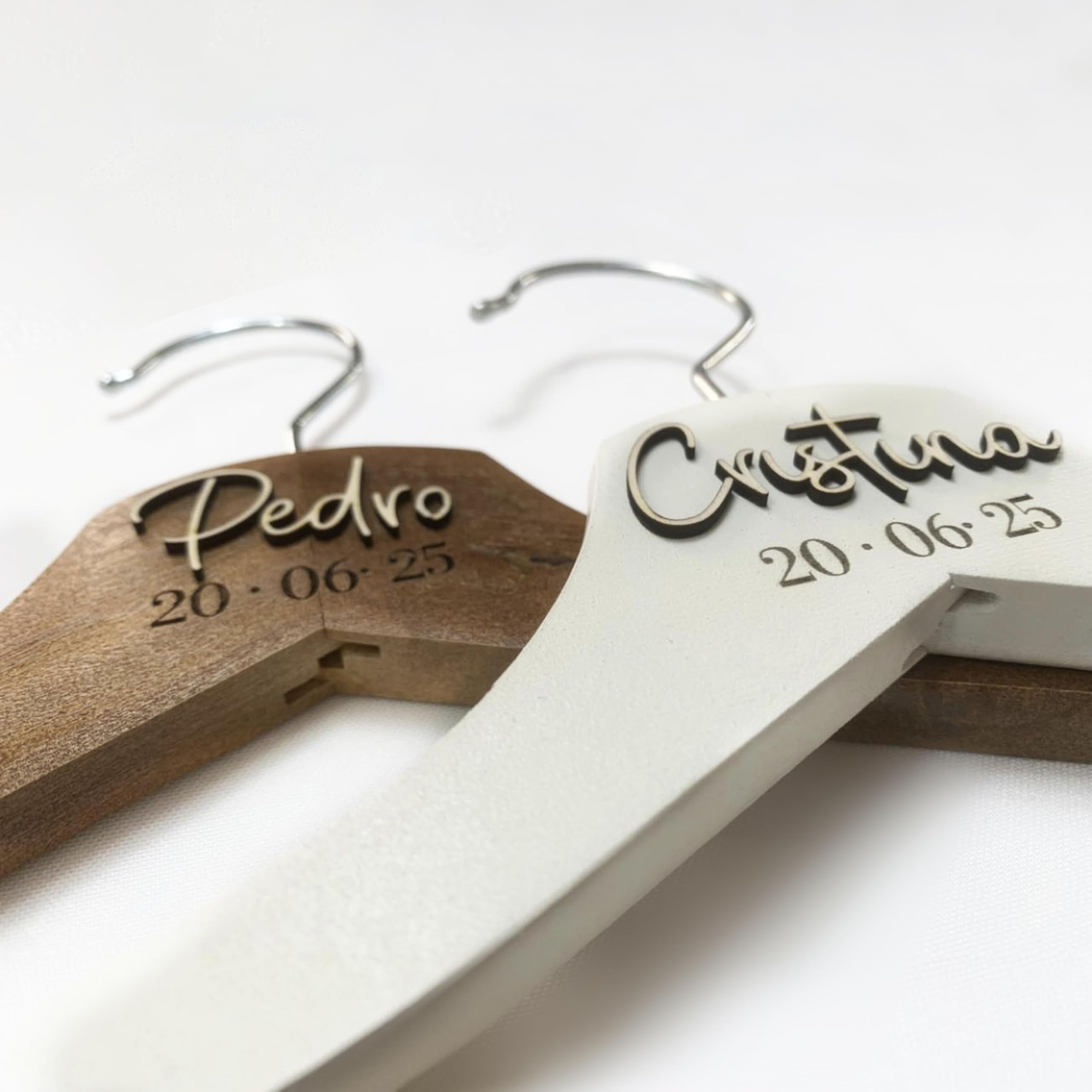 Perchas de Madera Personalizadas para Novios - Pack de 2 Perchas Grabadas con Nombre y Fecha - Regalo de Boda Original, Decoración Nupcial y Recuerdo para Fotos de Vestido y Traje