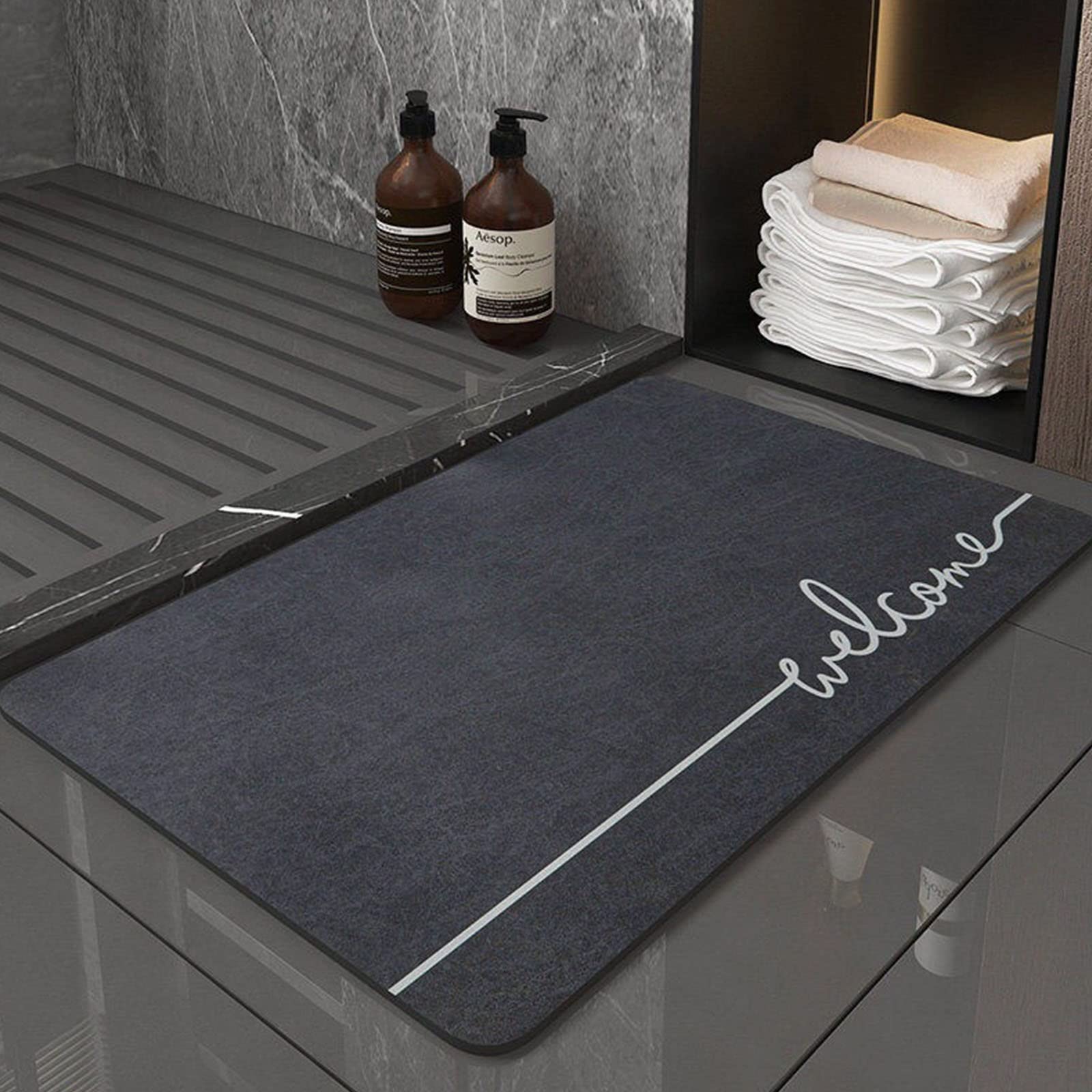 Tapis de douche incurvé pour une sortie de bain sécurisée en angle