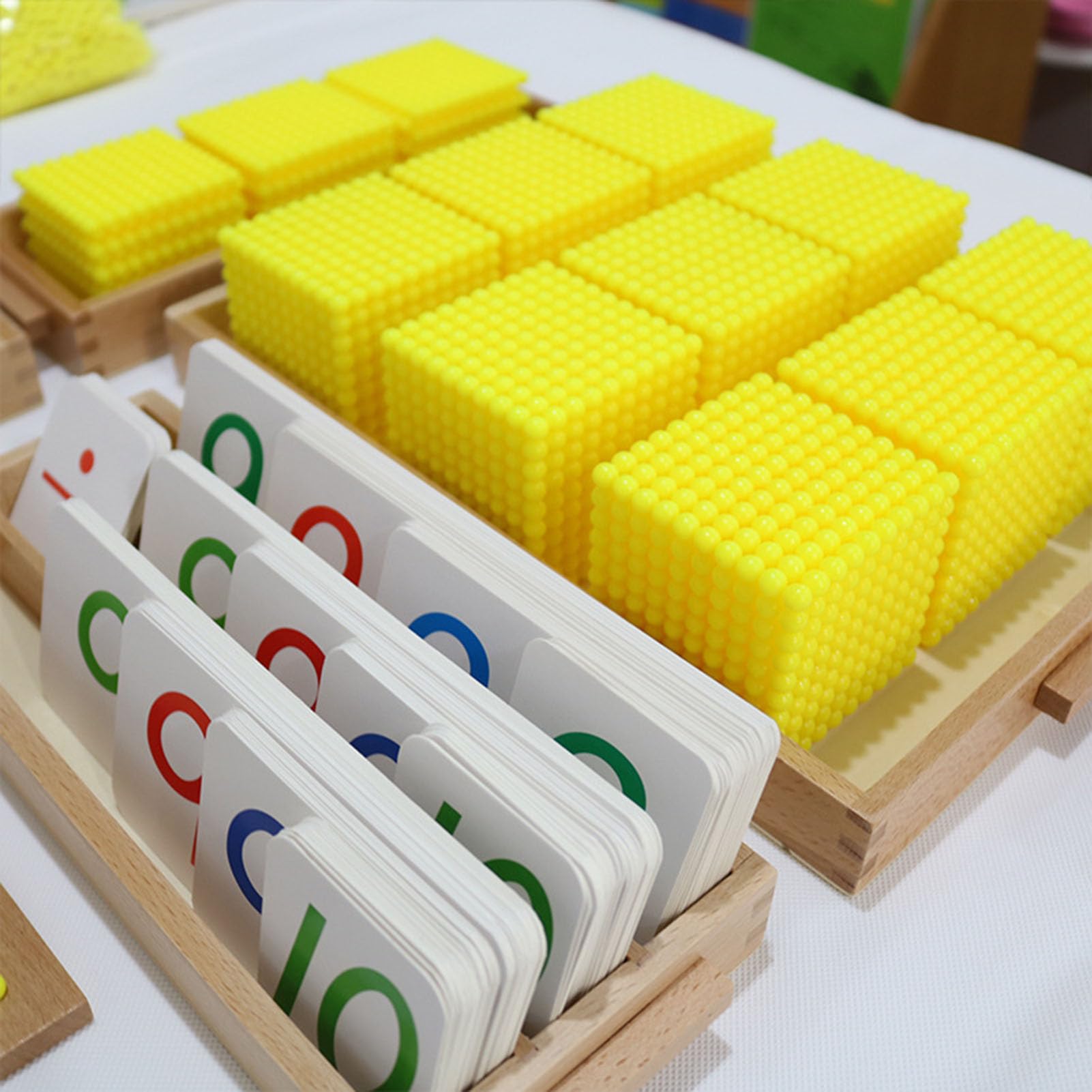 Gra bankowa systemu dziesiętnego Montessori, złote koraliki jako pomoce matematyczne do nauki wartości miejsca i arytmetyki,Model a with carpet