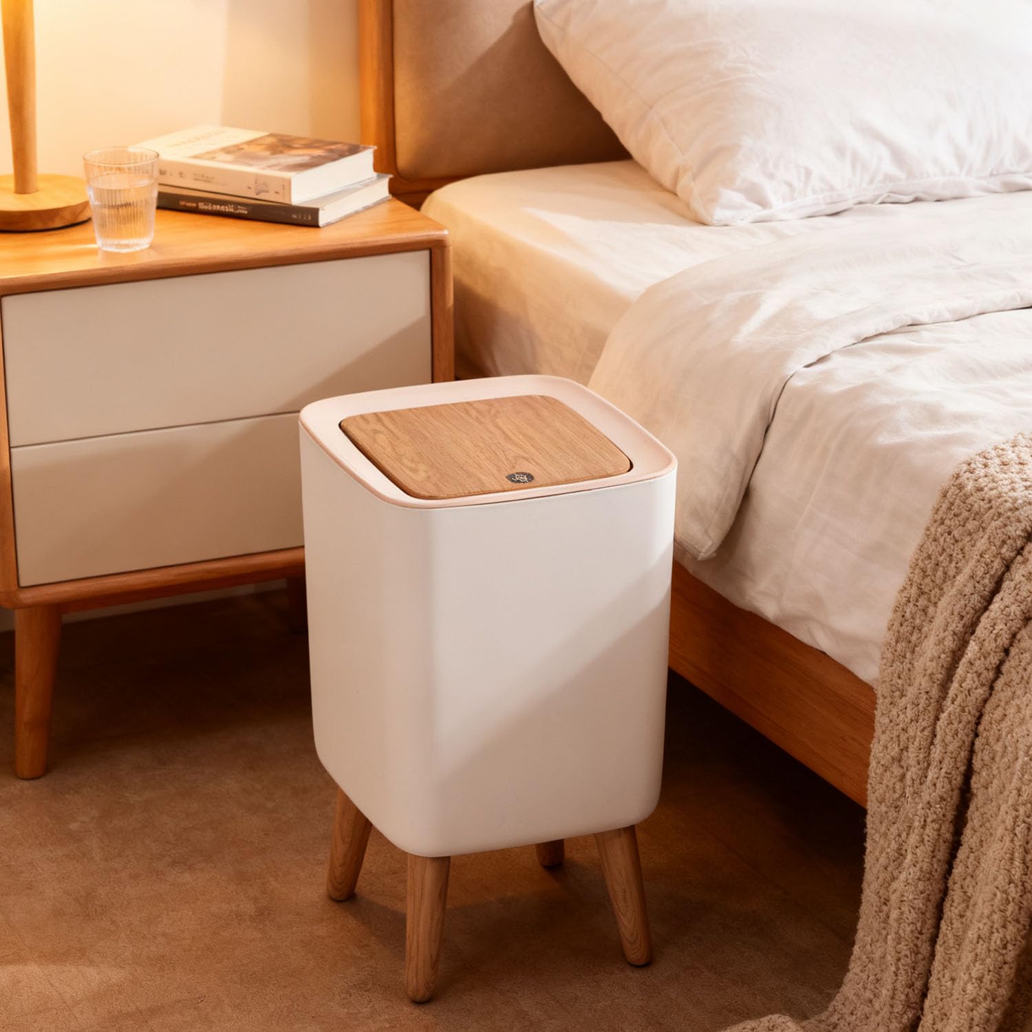 JETAINE Mini pattumiera con coperchio, cestino della spazzatura da 10 litri, alto quadrato, moderno, bianco, con gambe in legno, rifiuti in plastica per cucina, bagno, camera da letto, soggiorno