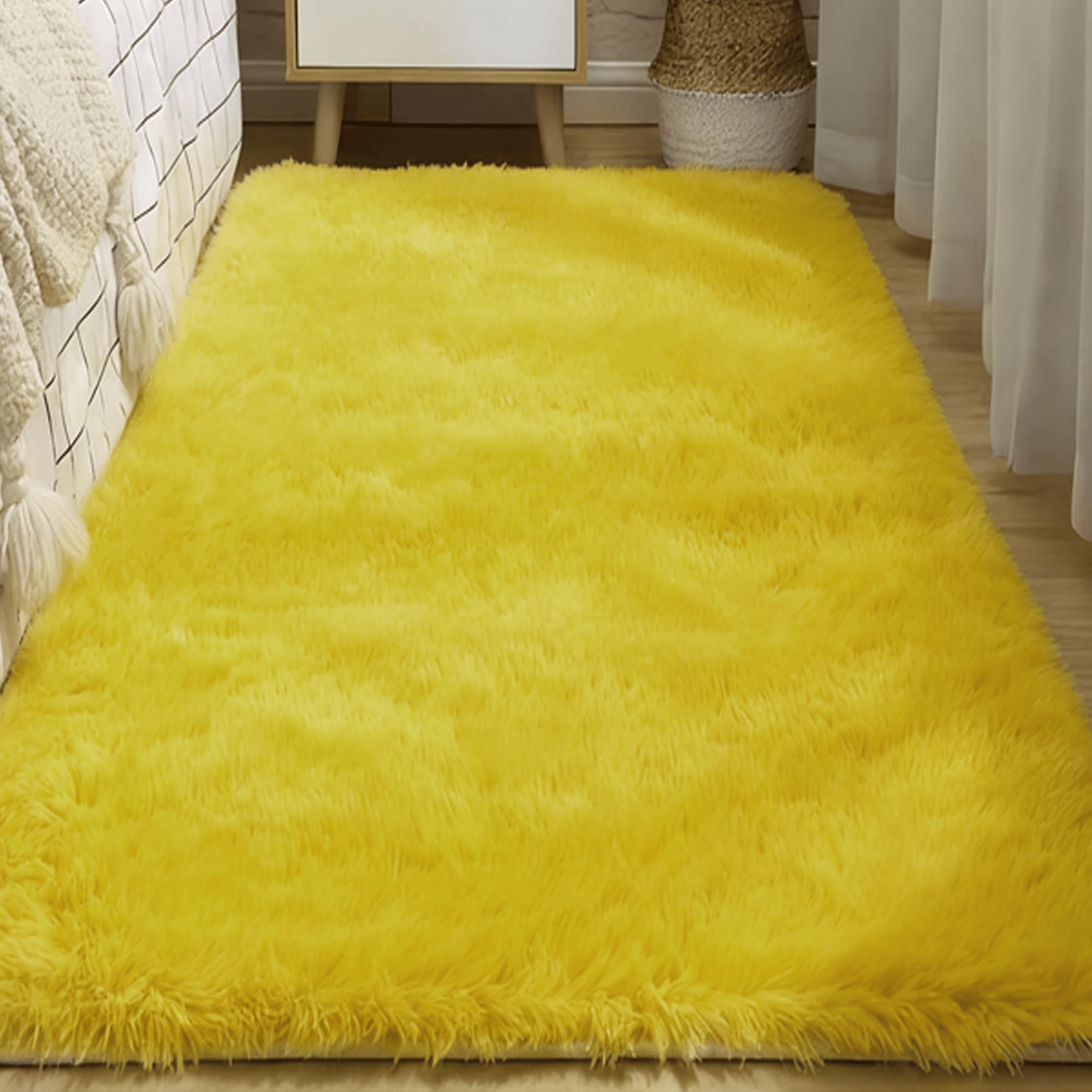 Tapis de salon jaune epais parfait pour coin de lecture cocooning et chevet moderne