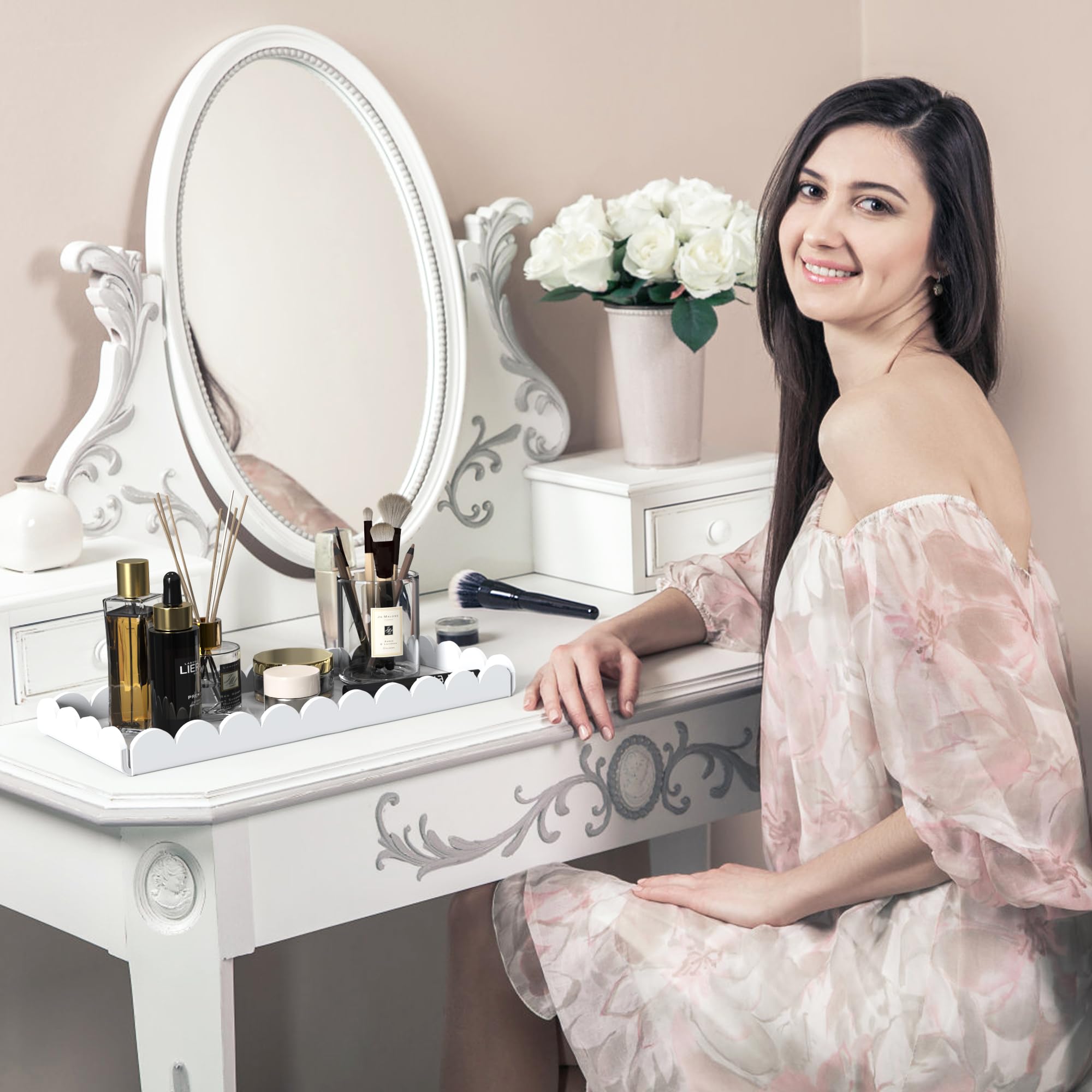 Paquete de 2 bandejas de acrílico blanco festoneado para tocador de baño para mostrador, bandejas acrílicas transparentes para organizar perfume, esponja, jabón, maquillaje, soporte de almacenamiento