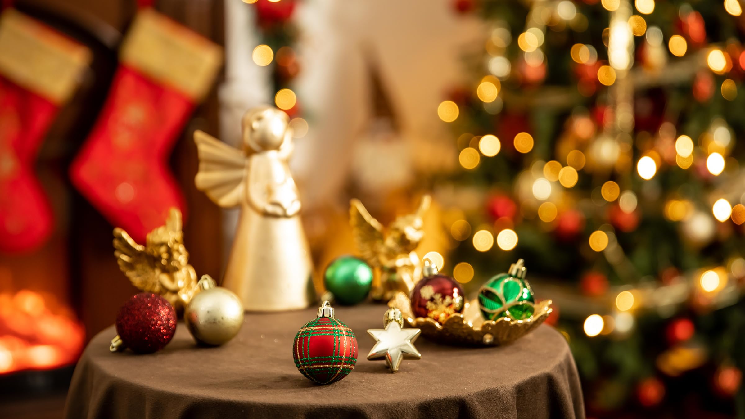 Valery Madelyn 35pcs 5cm Boules de Noël Incassables, Ornements de Boule de Noël Rouge Vert et Or pour Décorations d'arbre de Noël, Décorations de Noel en Plastique avec Cordon pour Sapin