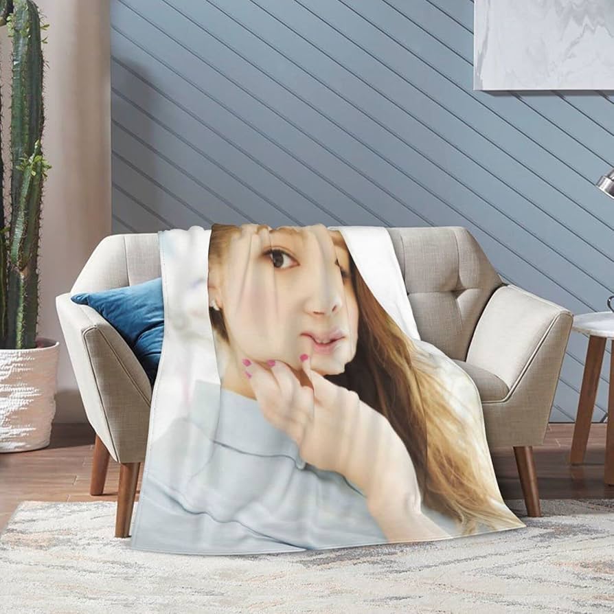 Amazon｜西野カナ ブランケット 毛布 ひざ掛け 掛け布団 シングル