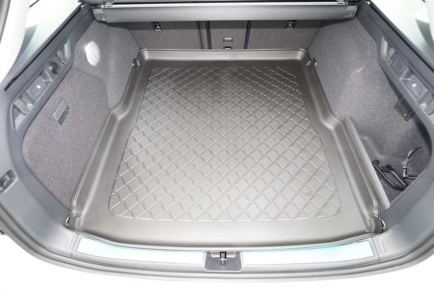 MTM Bandeja Maletero para Volkswagen Passat B9 Variant (Tambien Hybrid/Plug-in Hybrid) 11.2023- Resistente, Fácil de Lavar e Inodora, cód. 11203
