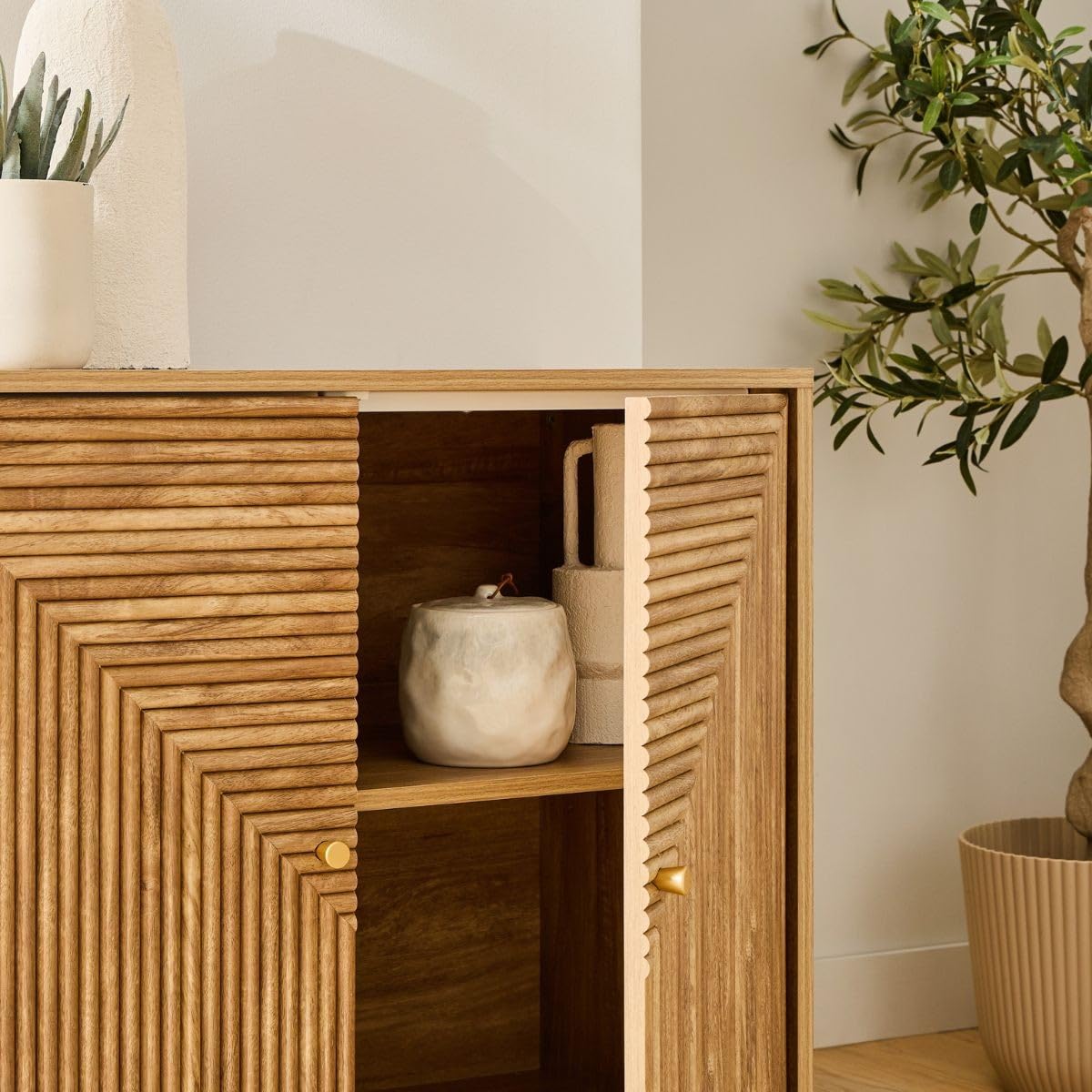 Calicosy Anrichte mit 2 Türen in L-Optik – goldene Knöpfe und Füße aus Holz, Eichendekor – Kollektion Eden – Aufbewahrungsmöbel – Wohnzimmer, Esszimmer – L 80 x T 39 x H 75 cm