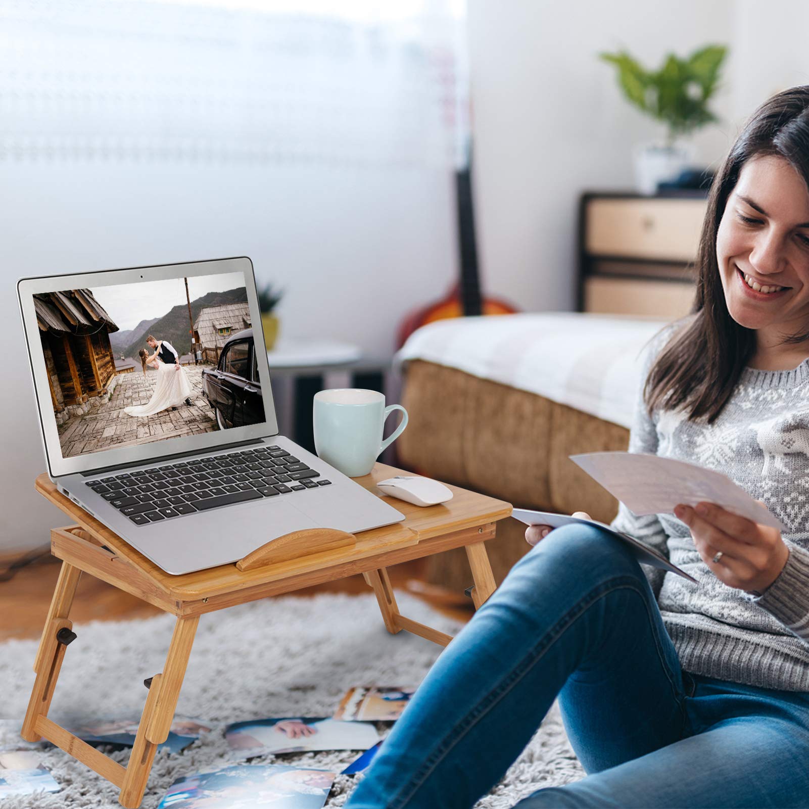 Scrivania per Letto Regolabile in Bambù Portatile con Supporto Antiscivolo Scanalatura per Tazza e Inclinazione Regolabile per Notebook Lettura