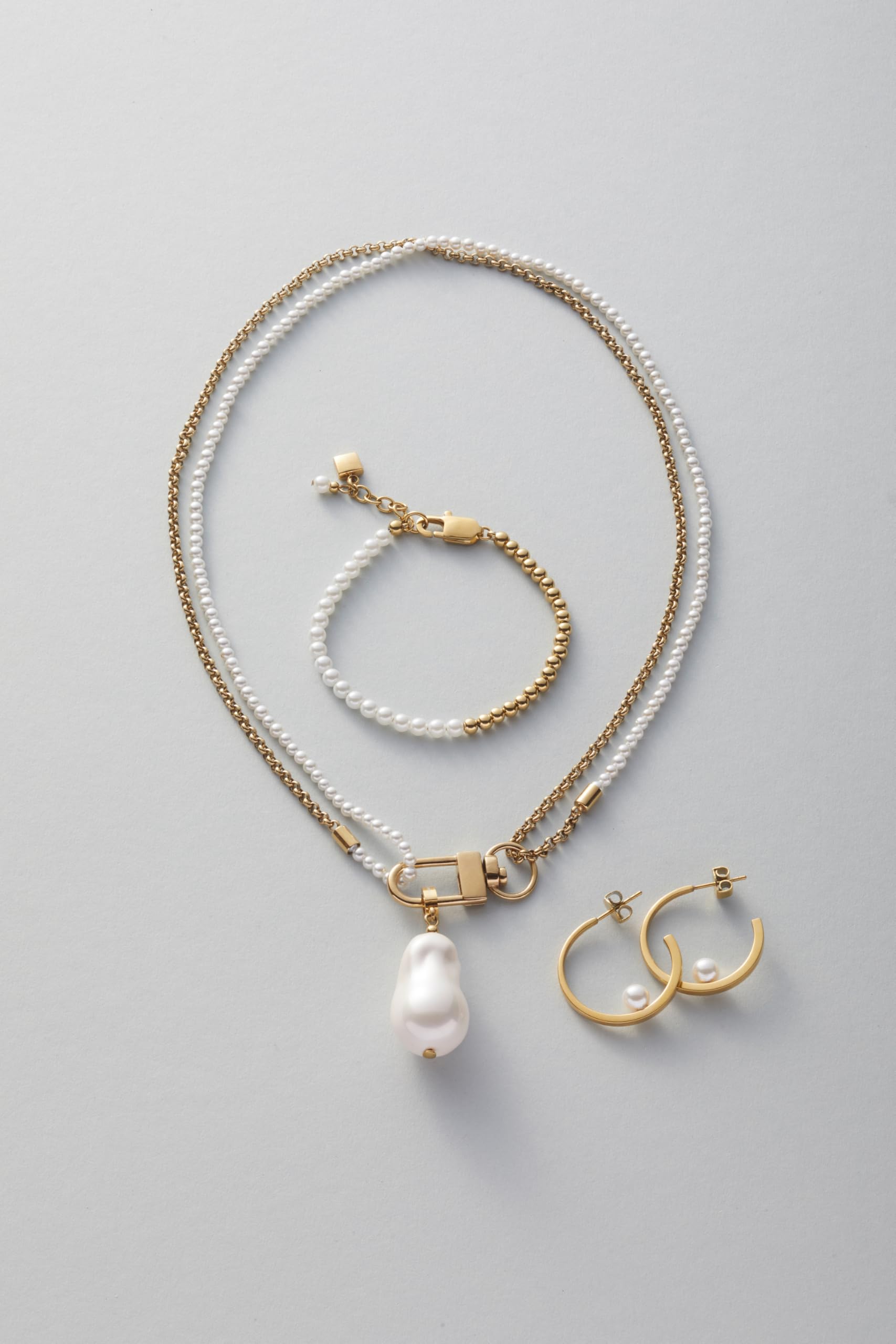 JEWELS BY LEONARDO Halskette Lucinda, mittellange Kette aus goldfarbenem Edelstahl, weiße Imitationsperlen und auffälliger Verschluss, 48 cm doppelt, 96 cm einfach Länge, Schmuck Geschenk, 024329