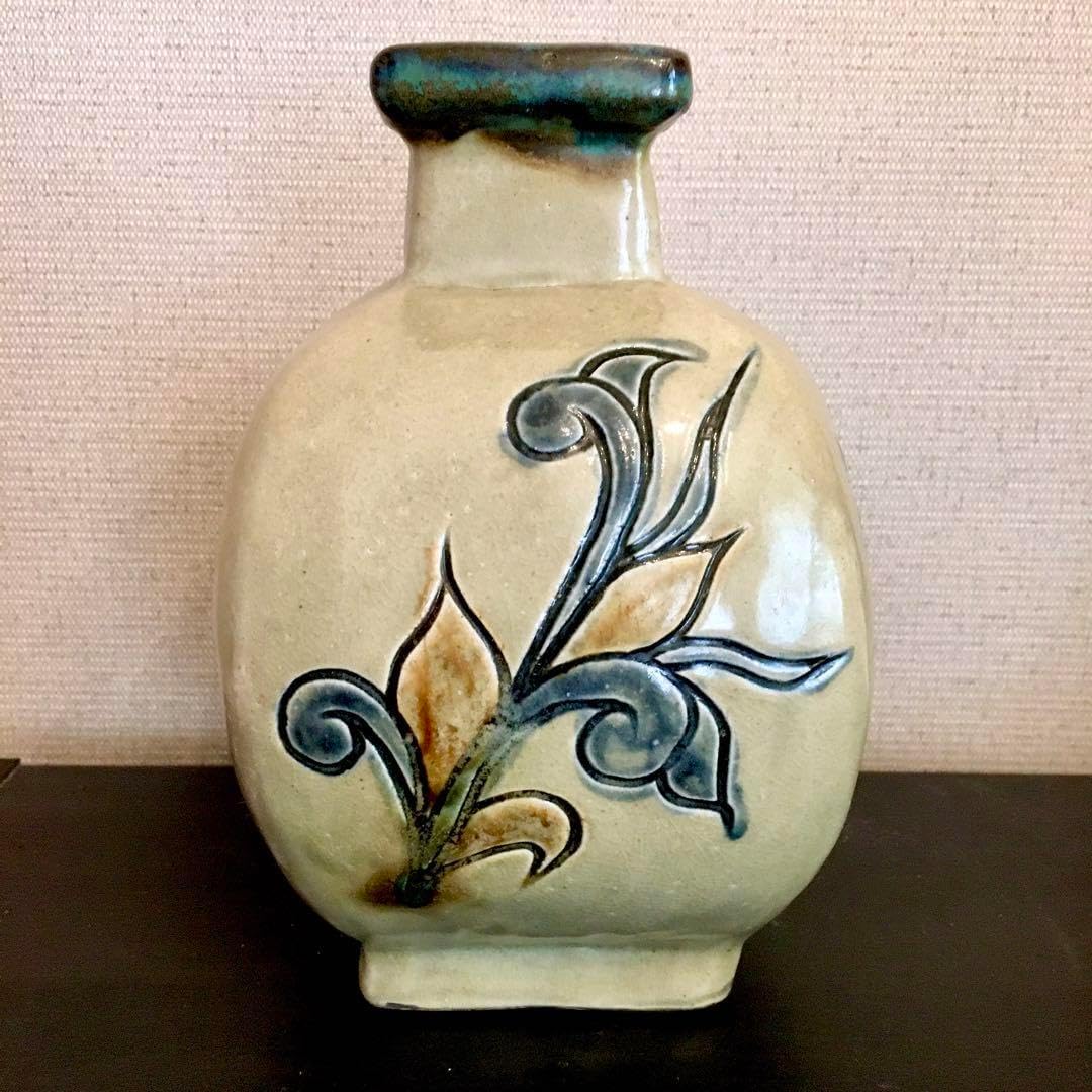 金城敏男　魚文壷 琉球壷屋焼 金城敏男作 線彫魚文抱瓶