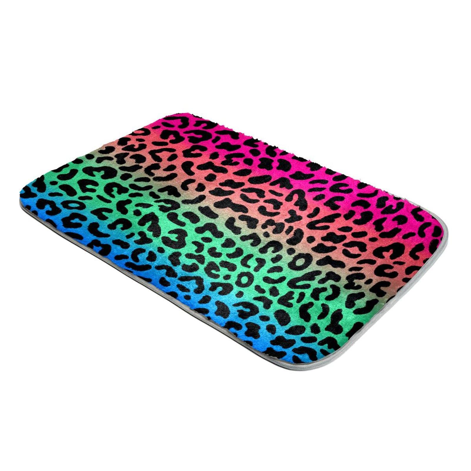 Tapis léopard multicolore doux : solution sol froid et déco terne