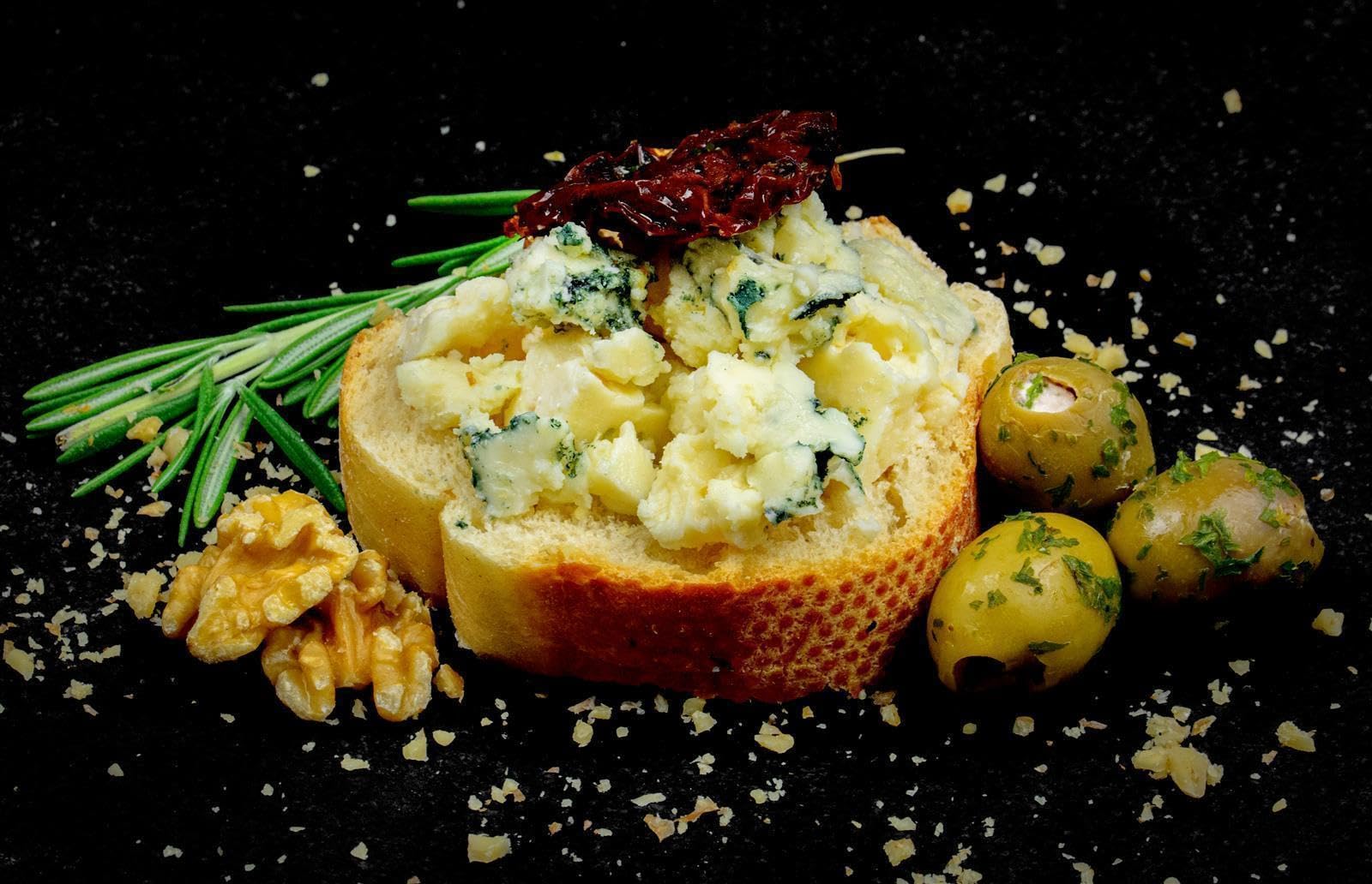 Roquefort Société Schafskäse AOP - 6x 100g - französischer Blau-Schimmel-Käse, cremig und aromatisch, Edel-Pilz-Käse, solo zu Wein, als Topping von Pizza oder zum Überbacken