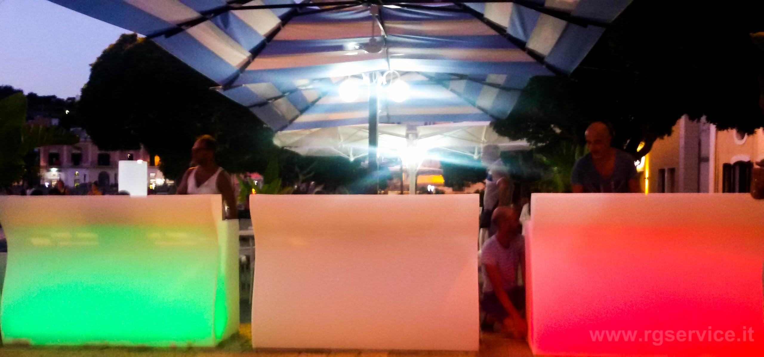 R.G.Service Bancone Reception Desk Bar Bart in Polietilene Luminoso Modulare per esterni ed interni. Accoglienza Brillante, trasforma i tuoi spazi con Il Desk Bar.