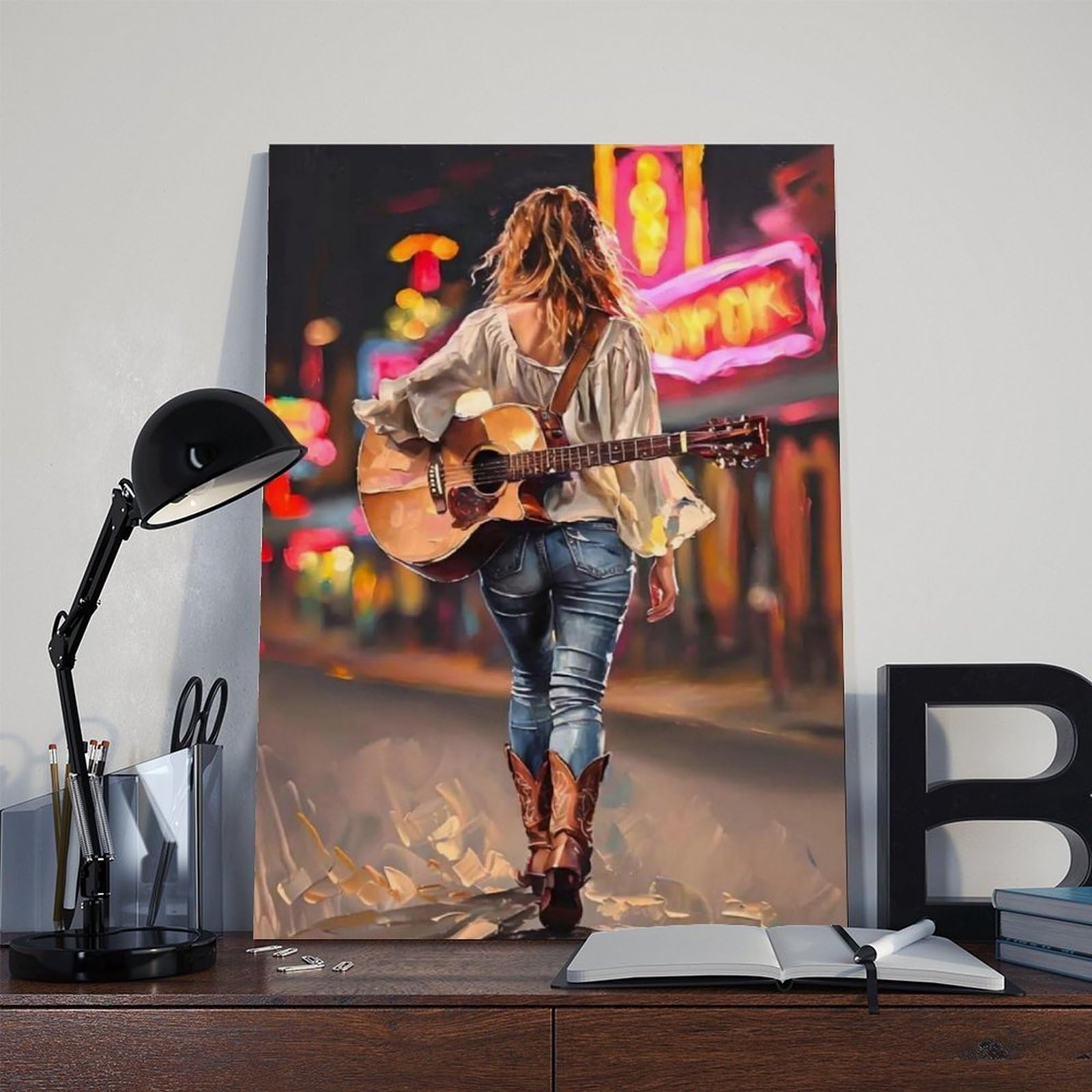 Poster su tela, motivo: una ragazza di musica country cammina per strada con la chitarra sulla schiena. Decorazione per camera da letto, ufficio, camera da letto, regalo, 60 x 90 cm
