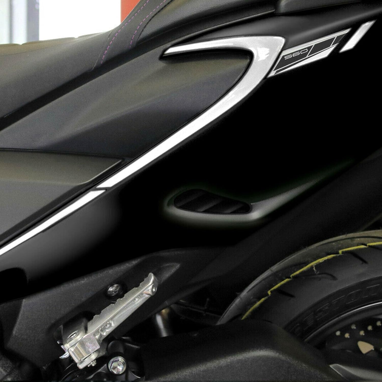 labelbike - 2 3D Stickers Motorcycle Underseat Corner Guards Protection and Decoration in Resin Compatible with Yamaha Tmax 560 from 2020 - Carbon Silver