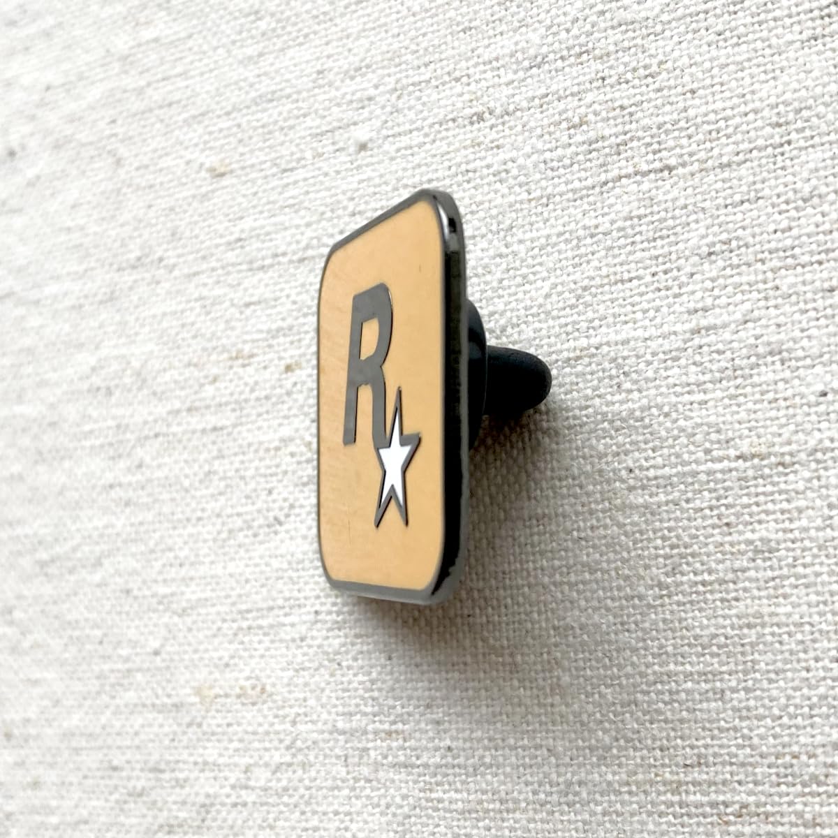 Amazon.co.jp: ロックスターゲームス Rockstar Games ロゴピンバッジ