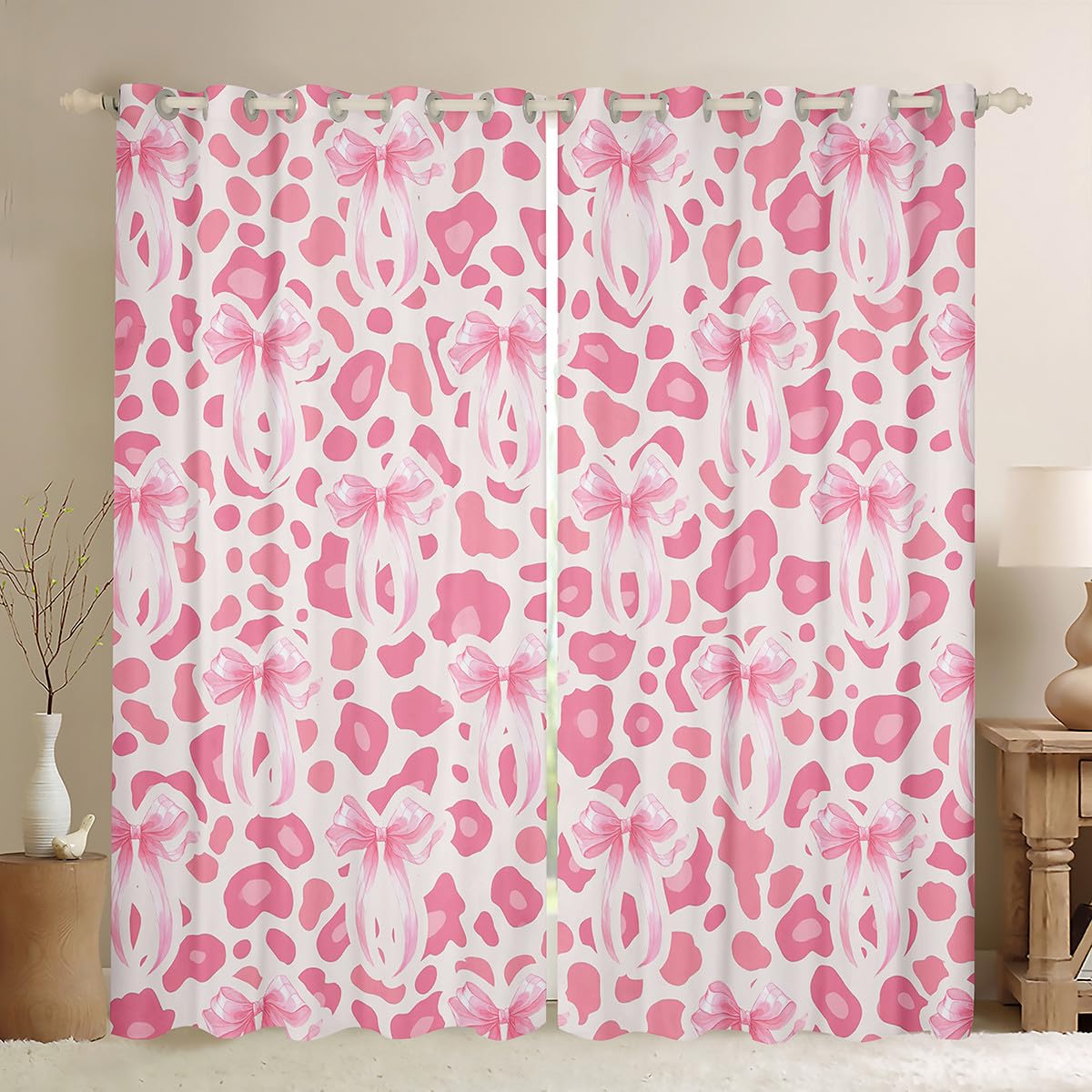 Rideaux rose léopard pour bloquer les regards et tamiser la lumière du salon avec style