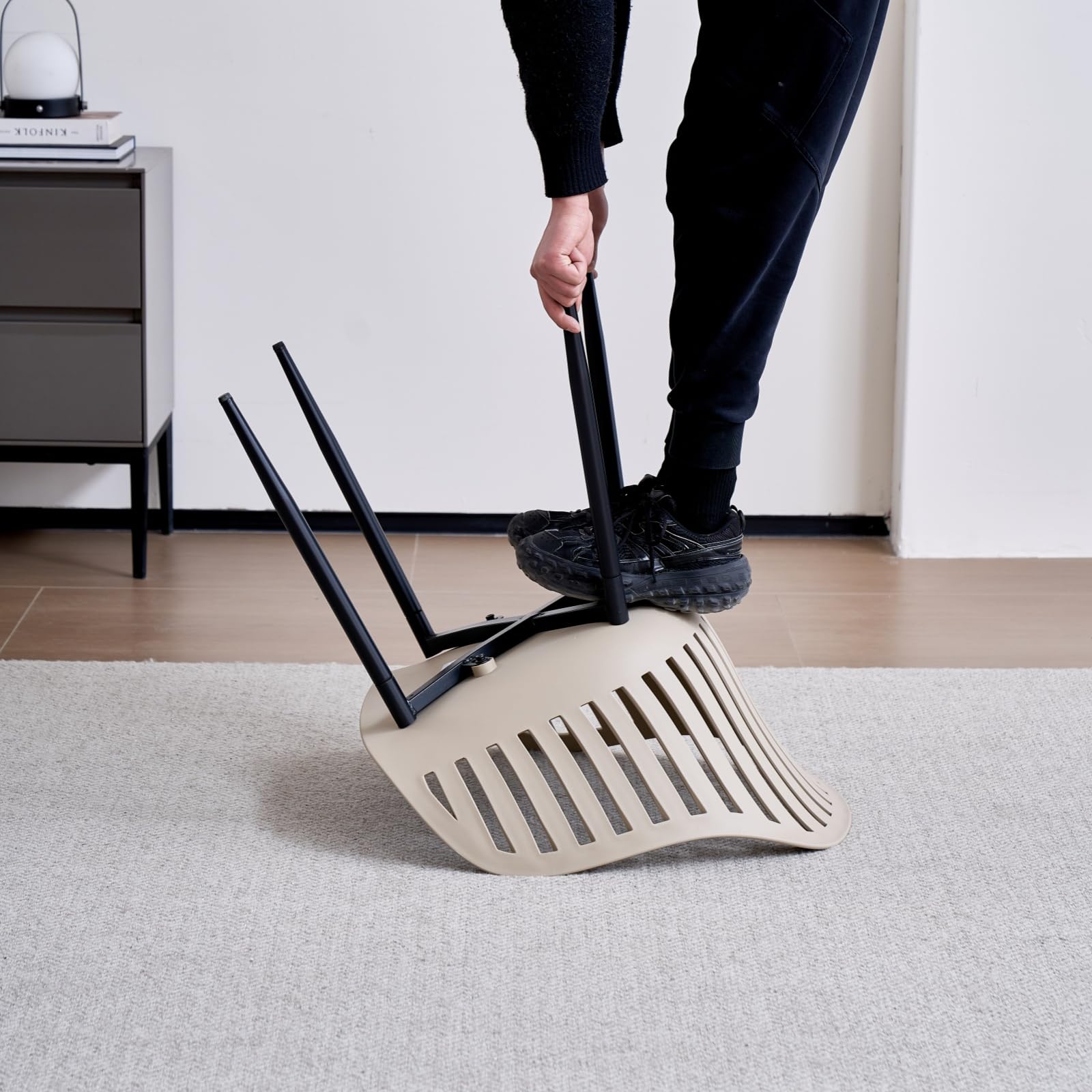 Set di 4 Sedie Sala da Pranzo, Sedia da Cucina con Braccioli, con Schienale Cavo e Seduta in Polipropilene, Adatte per Soggiorno, Balcone, Giardino - Cachi