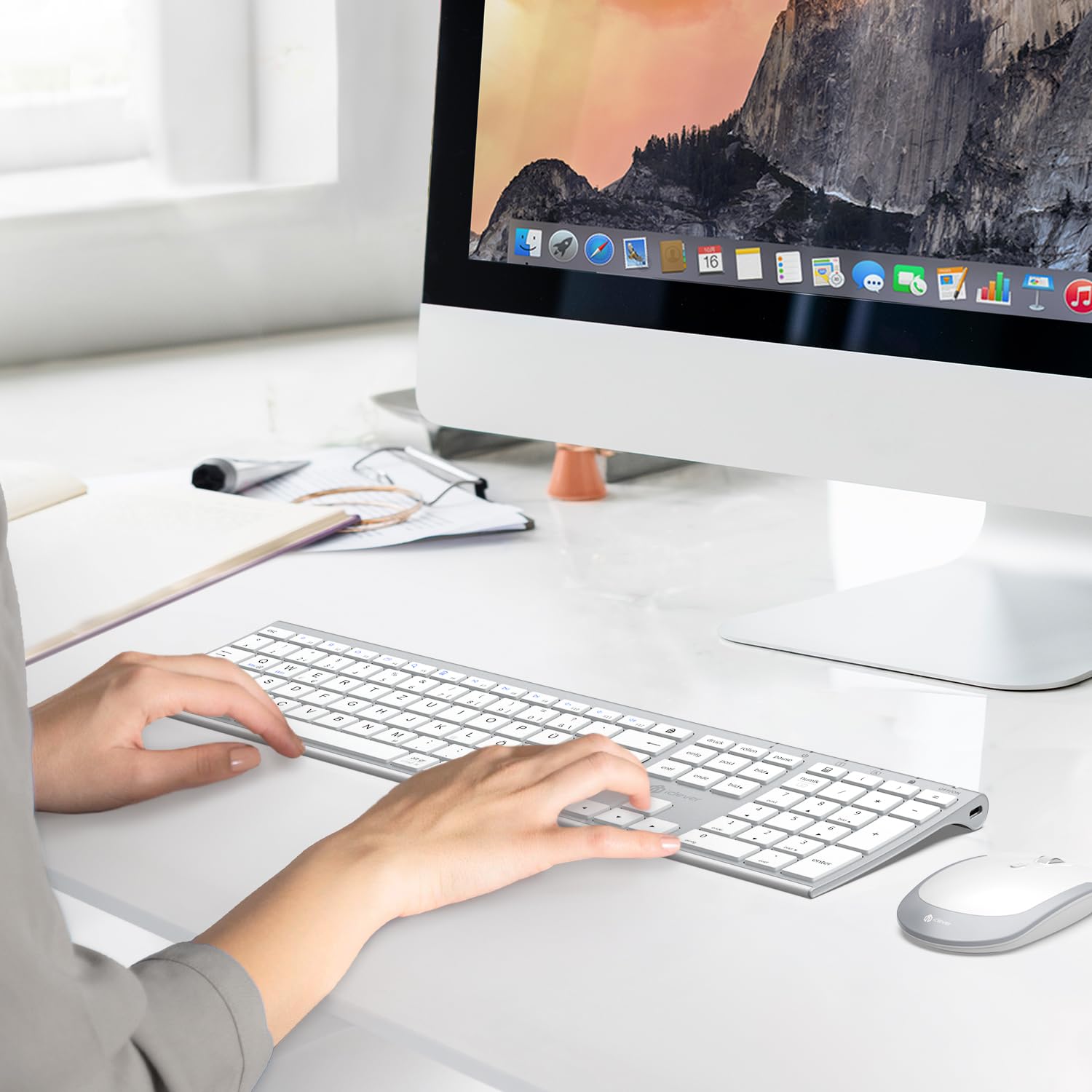 iClever Clavier Souris sans Fil, 2,4GHz Ensembles Clavier et Souris Silencieux, Ultra-Fin, USB-C Batterie Longue Durée, pour Windows, PC, Laptop, Computer AZERTY Français- Blanc Argent