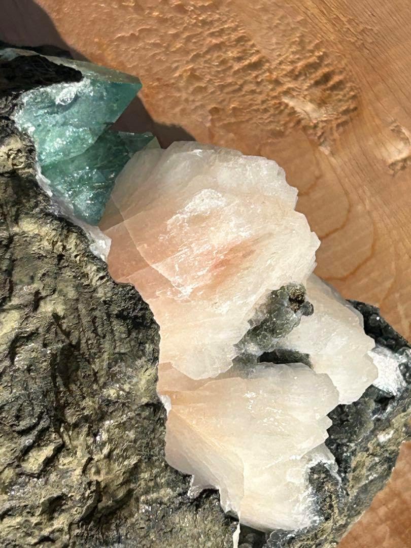 グリーンアポフィライトスティルバイトとヘマタイトの原石で共生‼️9/1迄大SALE グリーンアポフィライトスティルバイトとヘマタイトの原石で共生‼️9/1