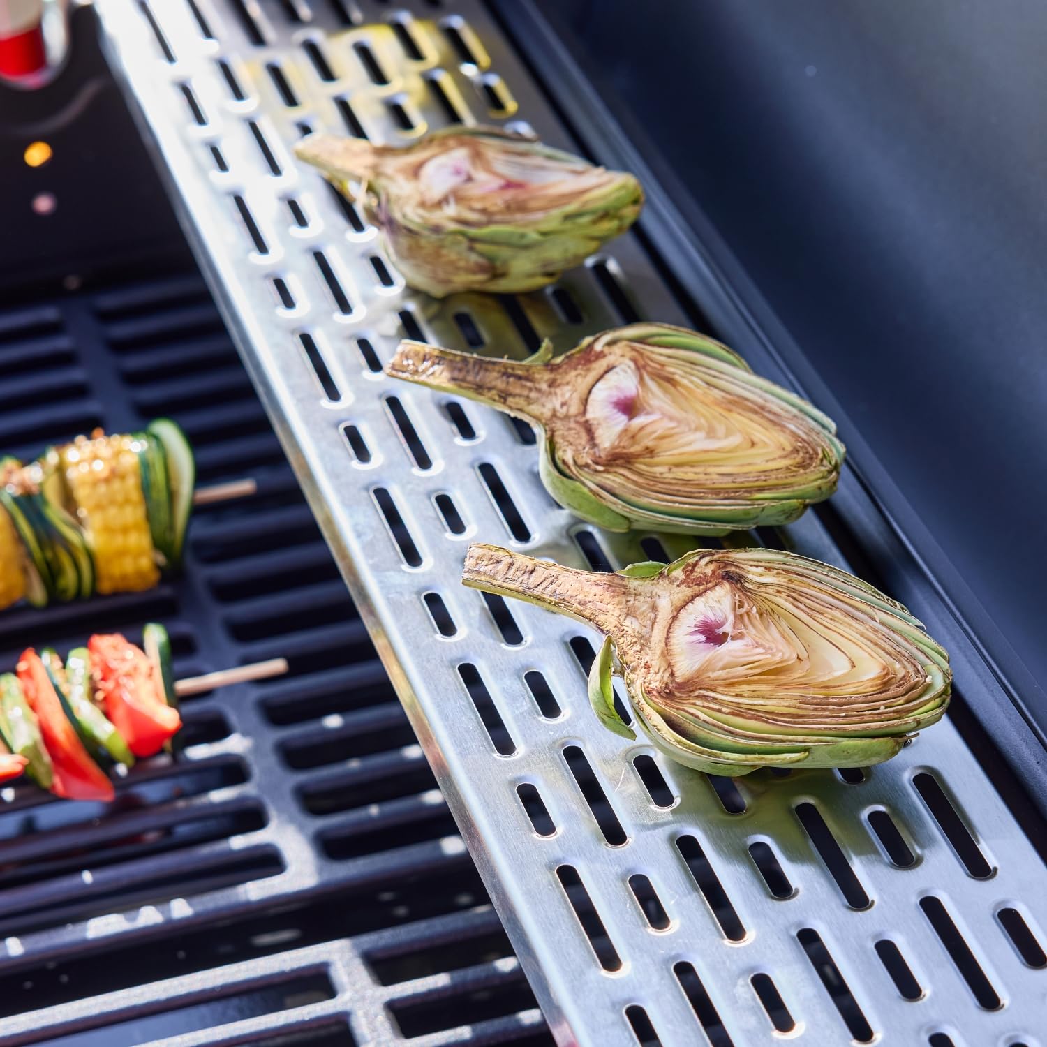 sweeek - Barbecue au gaz Edmond noir - 6 brûleurs + 1 feu latéral. avec thermomètre. L 132x P62 x H143 cm