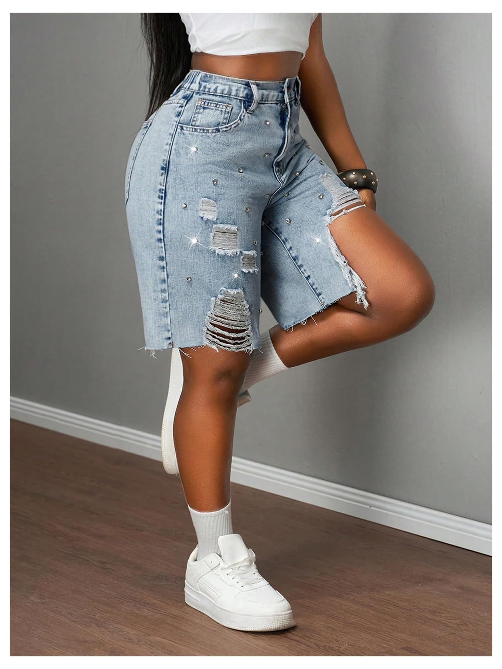 Generico Bermuda in Denim a Vita Alta da Donna, Stile Y2K con Strappi, Borchie, Orlo Sfrangiato e Perline Scintillanti; Taglio Dritto e Lunghezza al Ginocchio