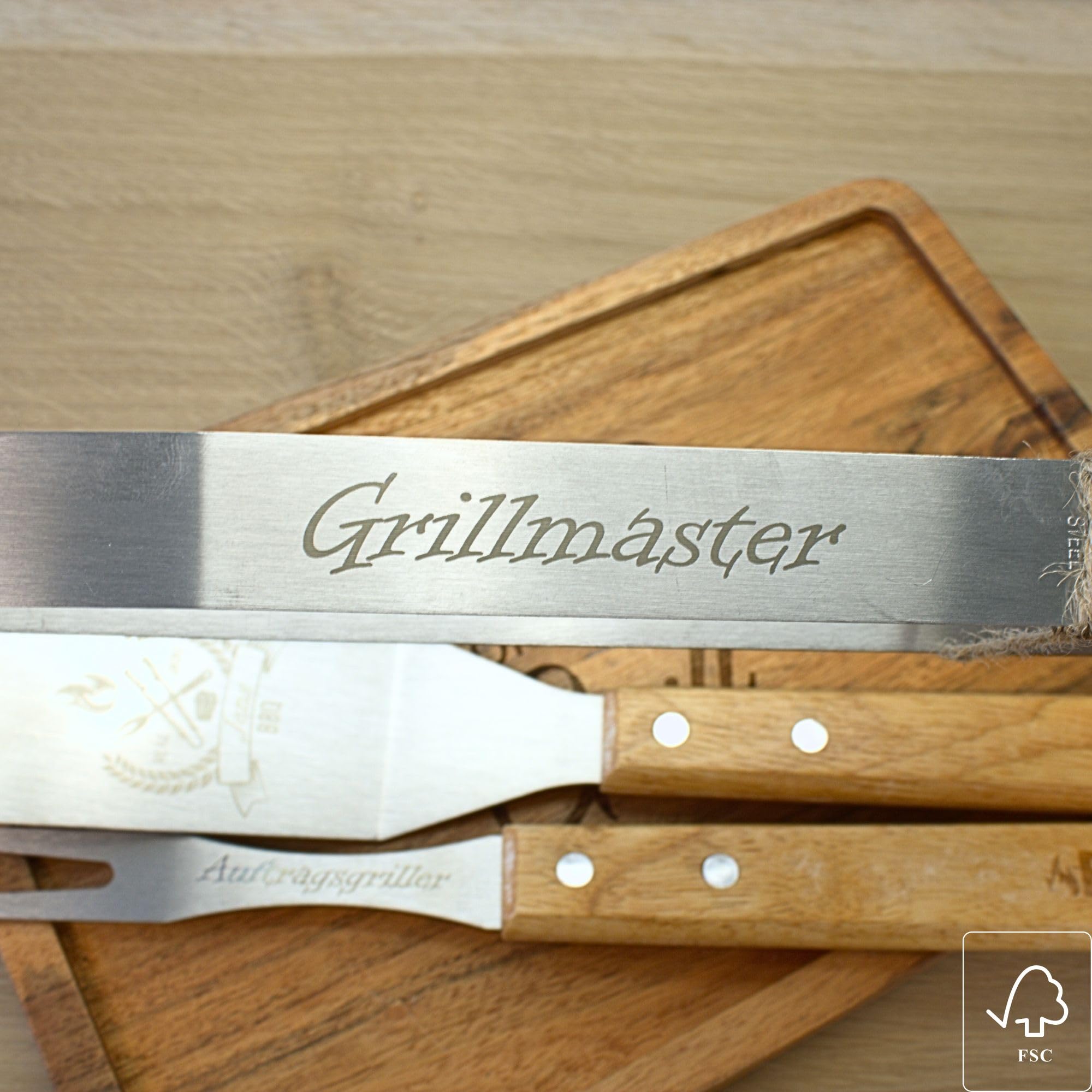 Grill-Set mit Gravur Edelstahl – BBQ Geschenkset OPTIONAL mit Akazienbrett – Grillzubehör für Männer Vater Geburtstag Opa Freund Vatertag (Set 4)