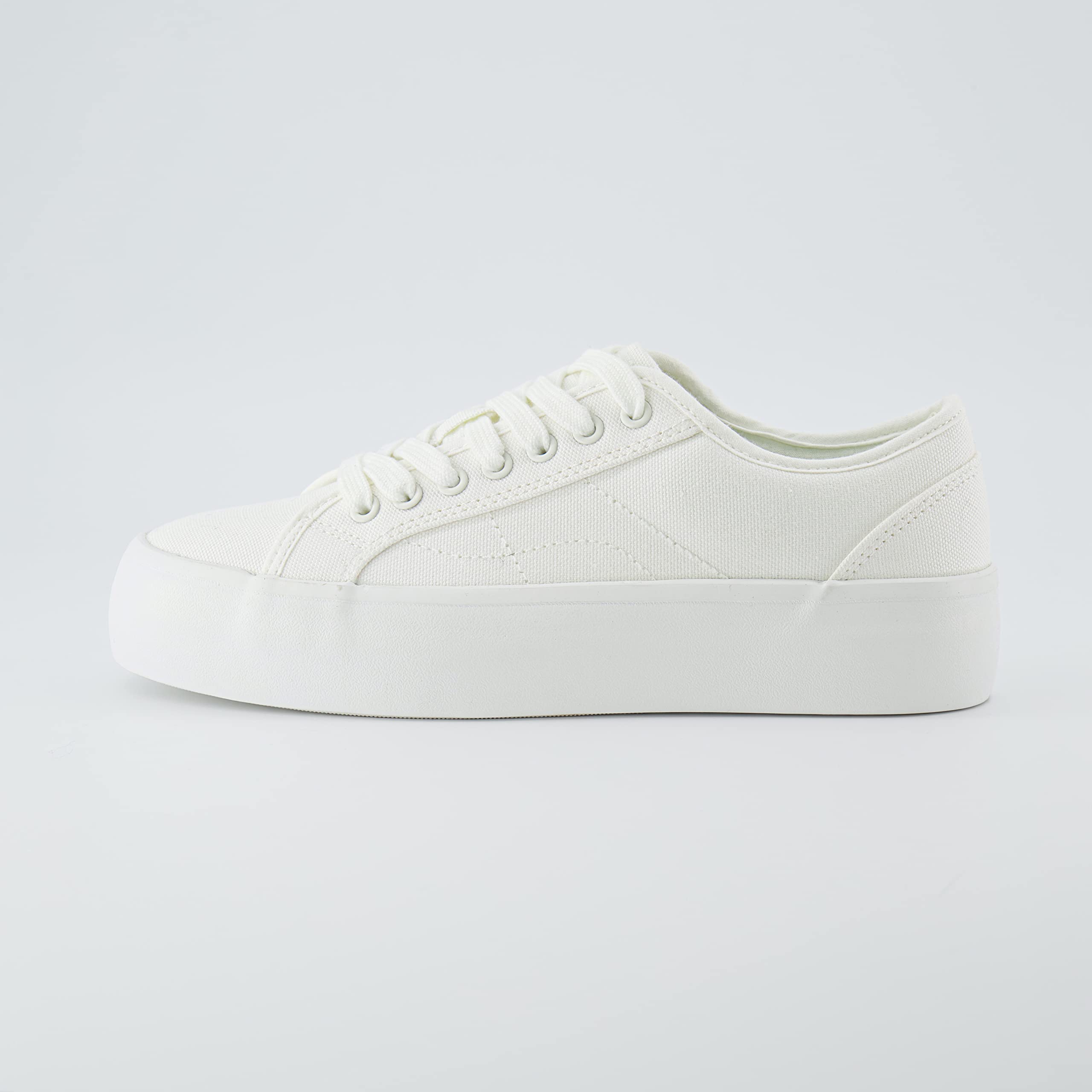 CUSHIONAIRE Zapatilla Deportiva de Lona con Parte Superior Baja y Espuma viscoelástica para Mujer, Lona Blanca 39 EU