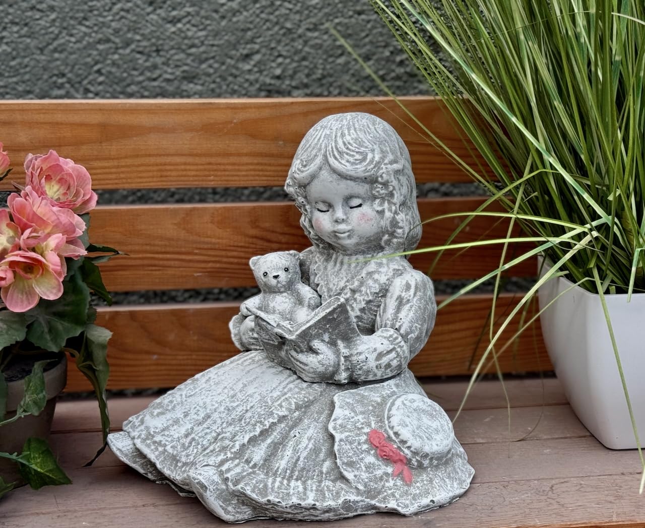 stoneandstyle Steinfigur Lesendes Mädchen mit Teddy, Handgefertigt, Frostfester Steinguss, Grau, 24x21x22 cm, 5,5 kg, Gartendekoration