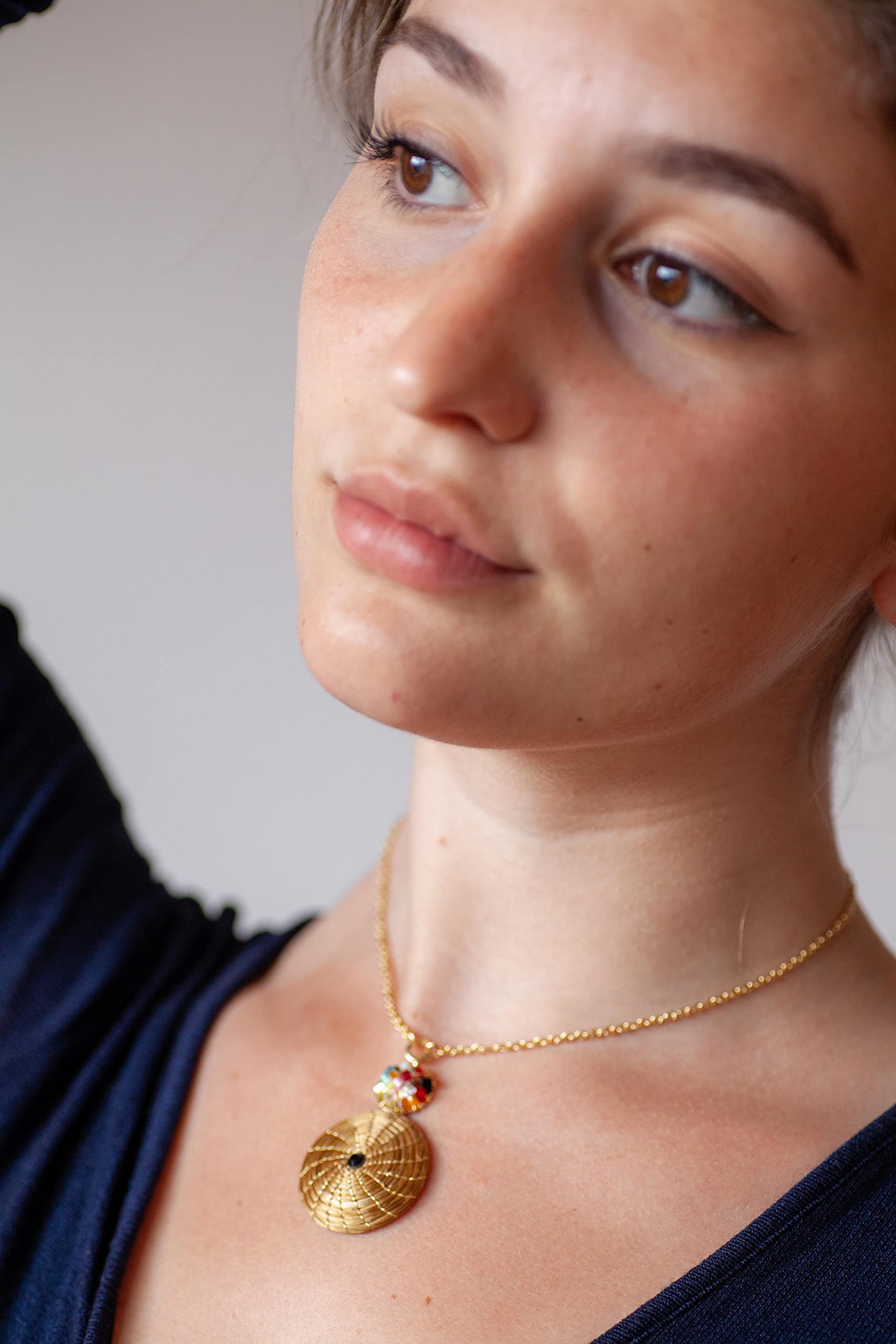 Collana Dorata Mandala in Oro Vegetale con Cristalli