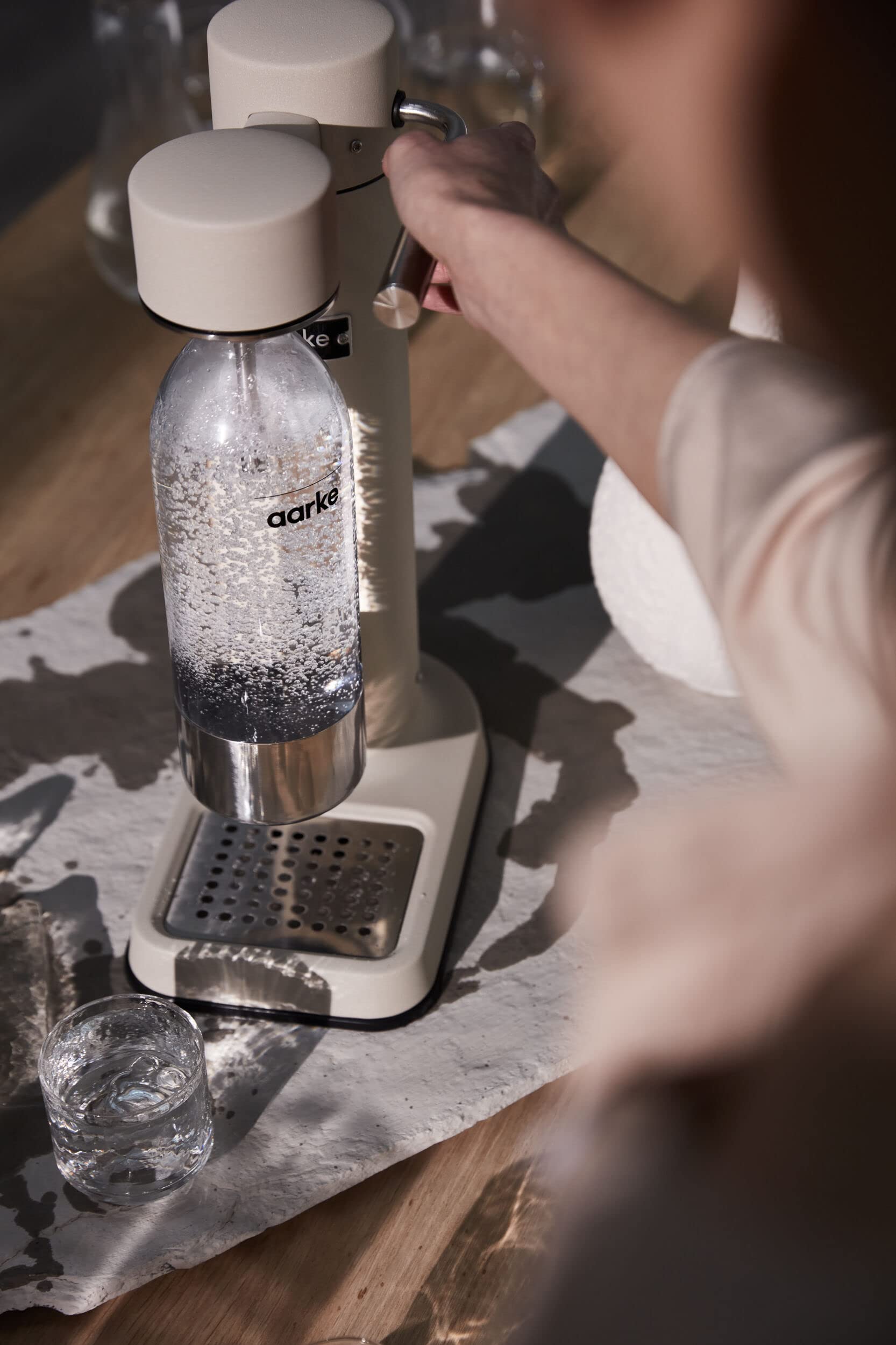 Aarke Carbonator 3 Wassersprudler aus Edelstahl im modernen Sand Finish