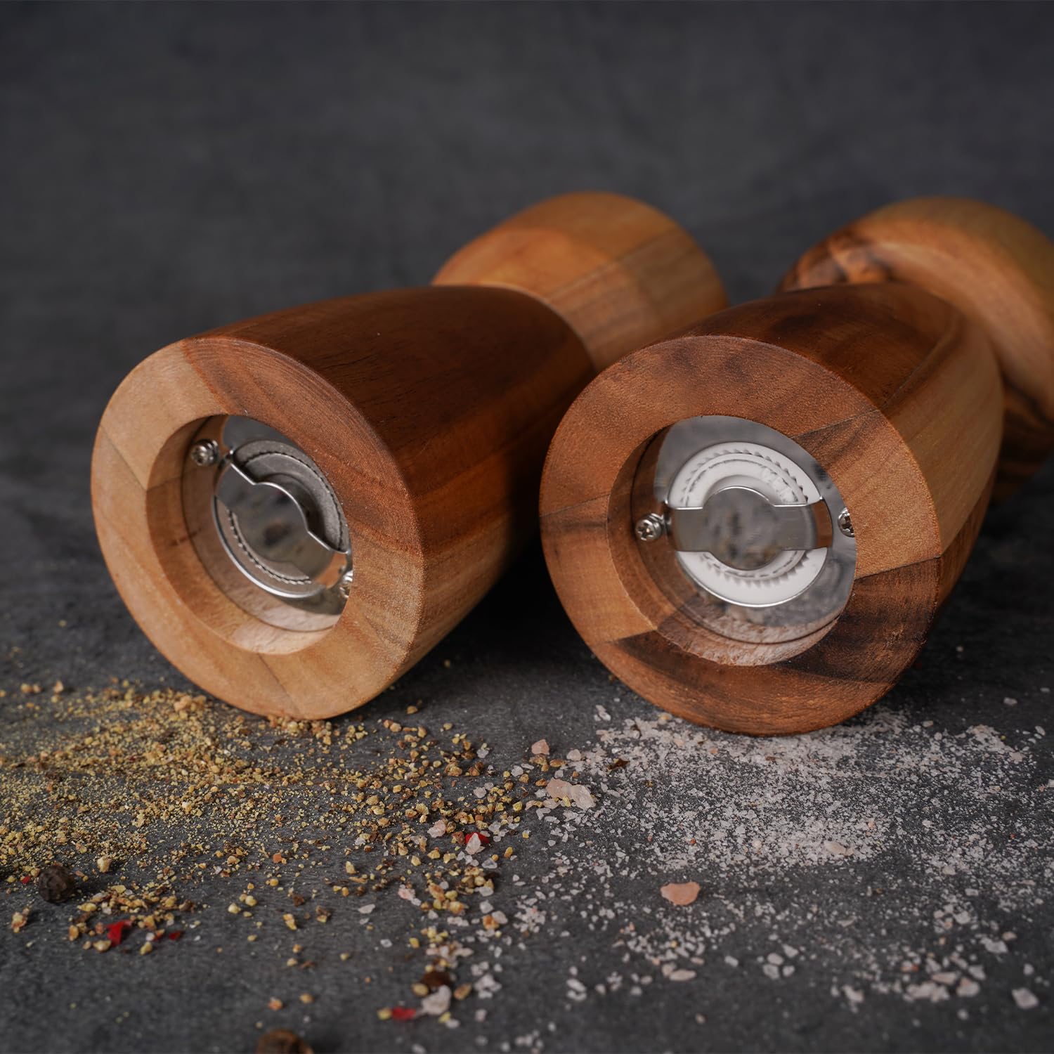 Ensemble de moulins à sel et poivre avec plateau - Moulin à sel réglable en céramique - Moulin à poivre en acier inoxydable - Bois d'acacia - Hauteur : 14 cm - Diamètre du fond : 6 cm