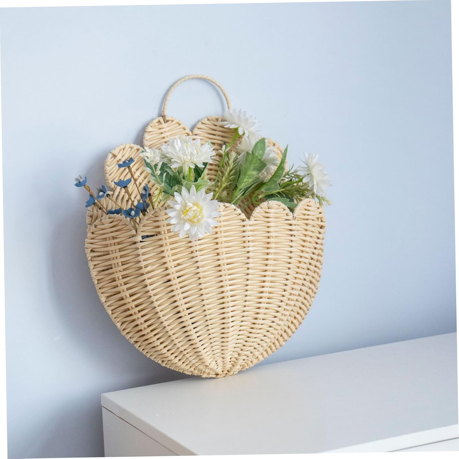 Scalloped Wall Basket, Hand Woven Wicker Wall Baskets for Home Decor, Beige Hanging Basket for Keys, Books, and Decor, 14.2x7.9x4.7 Inch, Décorations de fête