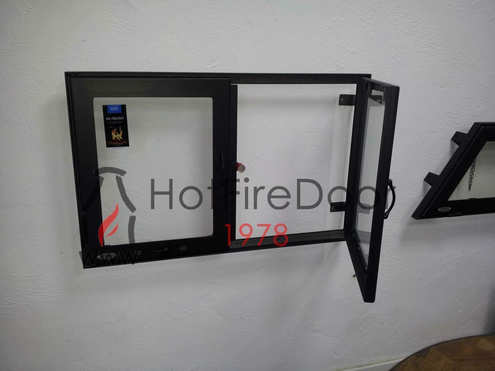 Puerta A MEDIDA Chimenea Leña, Cristal Vitroceramico, Regulador Entrada de Aire, +Eficiencia de Temperatura y Seguridad de la Combustion del Fuego. Tamaño y Posición del Tirador A Elegir