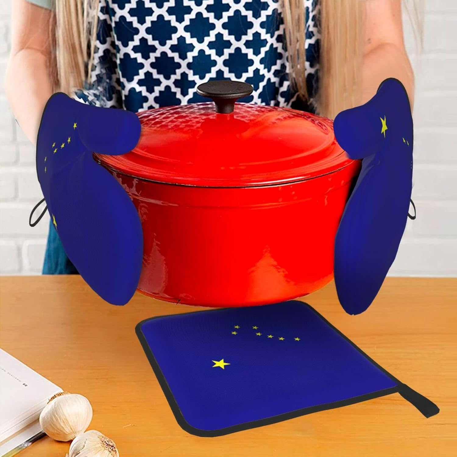 Alaska State Flag Print Heat Resistant Microwave Gloves, Used for Baking, Cooking, and Fashion Kitchen Essentials