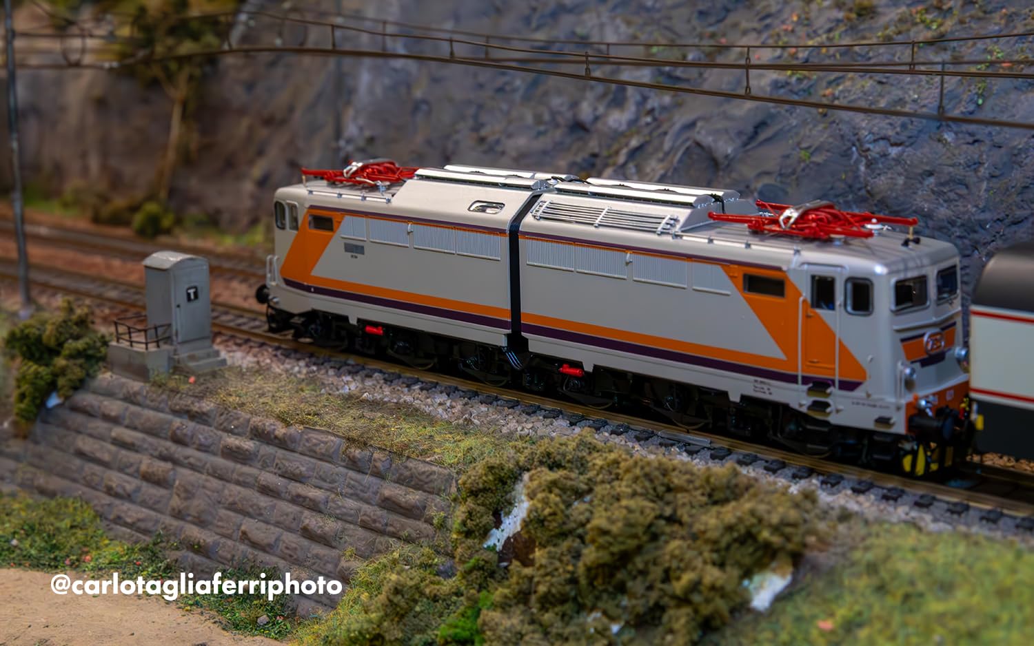 Rivarossi HR2980 FS, E.646 "Navetta", livrea MDVC, tetto argento, finestrini Triplex, smorzatori laterali, ep. V Locomotiva - Elettrica