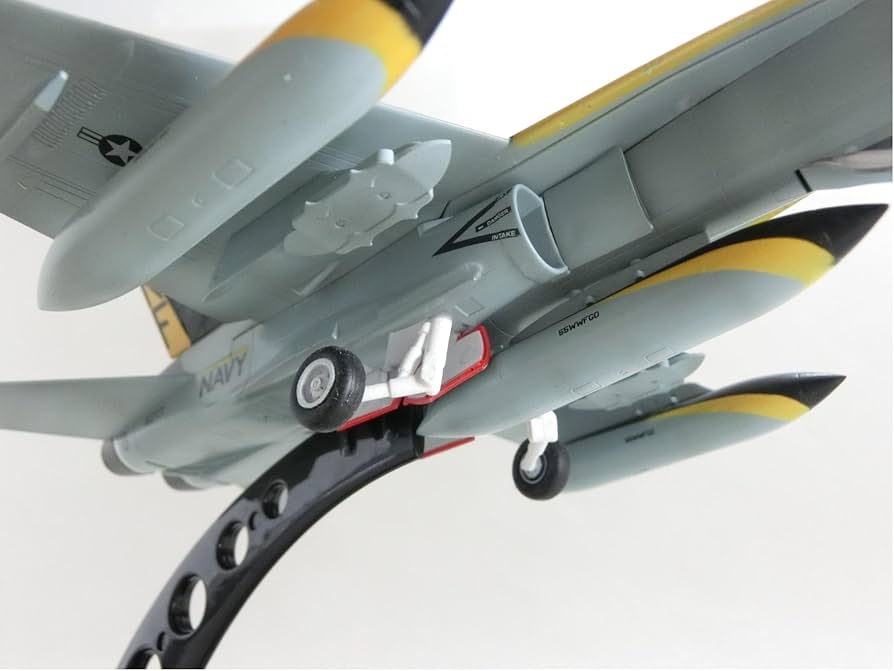 Victor 飛行機模型 金属製 黄褐色 Amazon | 1/72 完成品 37116 F/A-18C ホーネット 第192戦闘攻撃