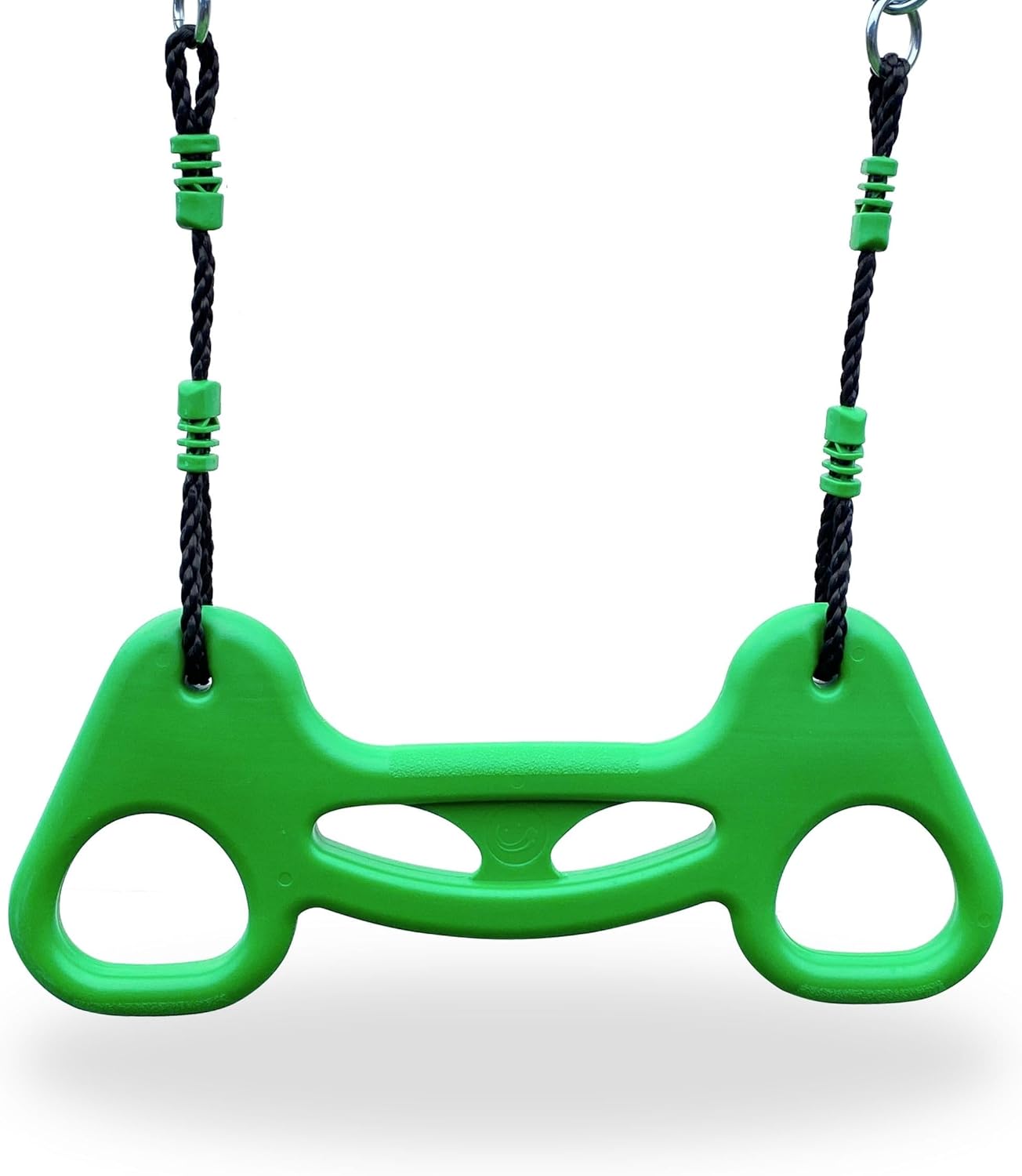 Detailní záběr view of the green gymnastic trapeze bar with black ropes, showing the handgrips and attachment points.